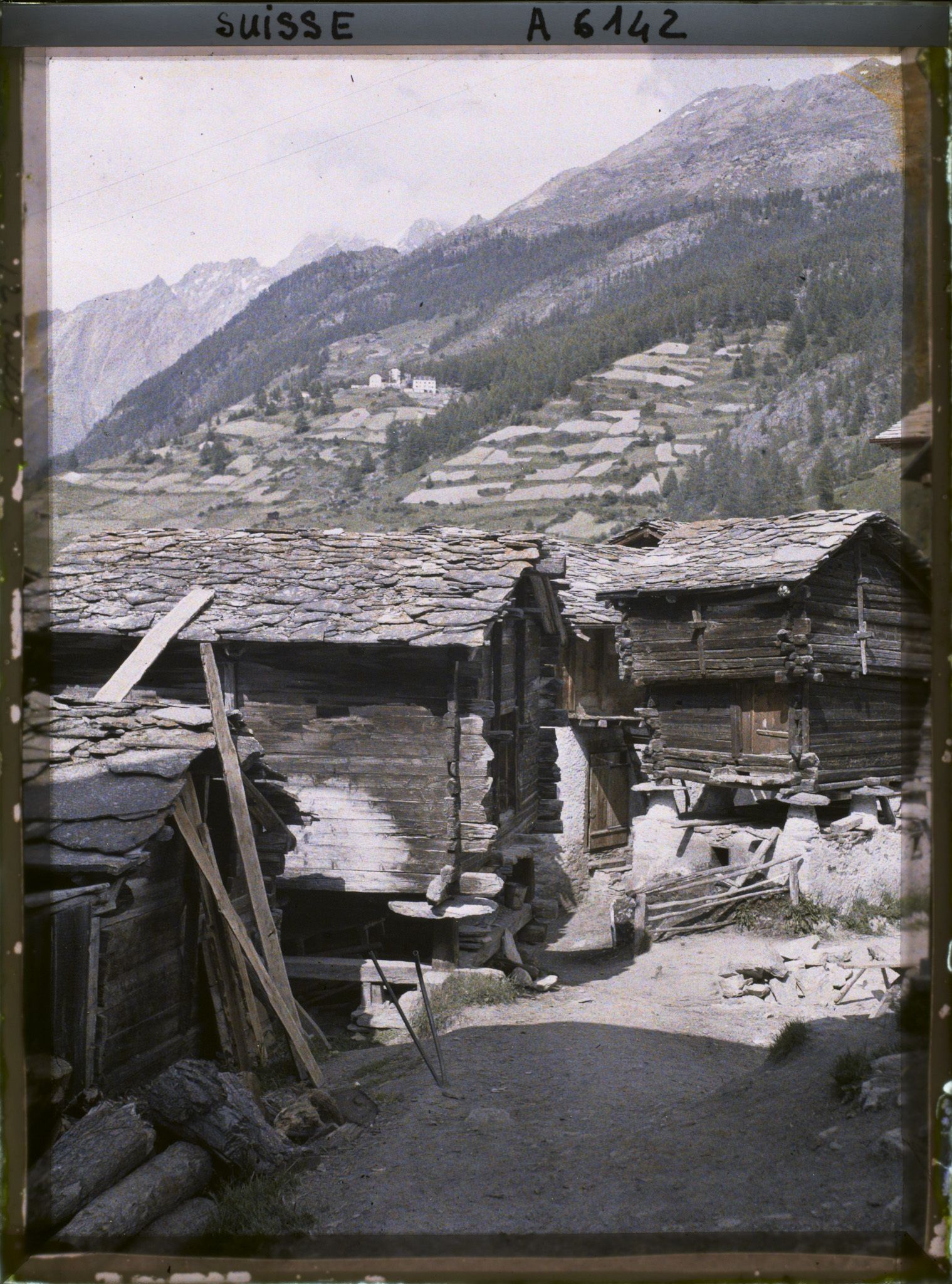 Image représentant Une rue et des mazots à Zermatt