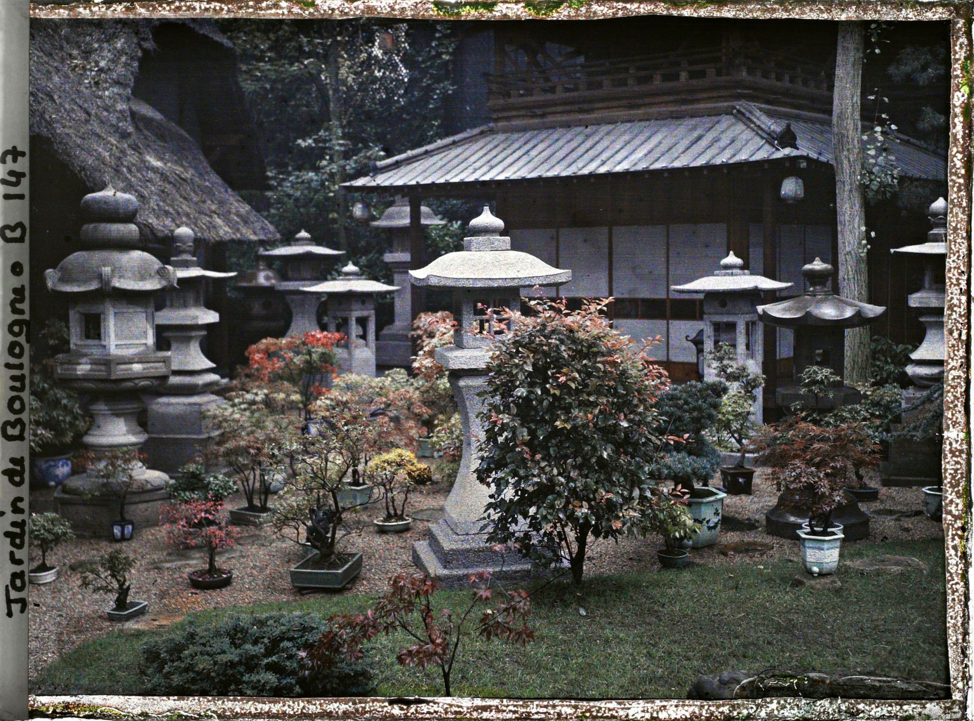 Image représentant Collections de lanternes et de bonsaïs entre pagode et laiterie, à l'entrée du " village japonais "