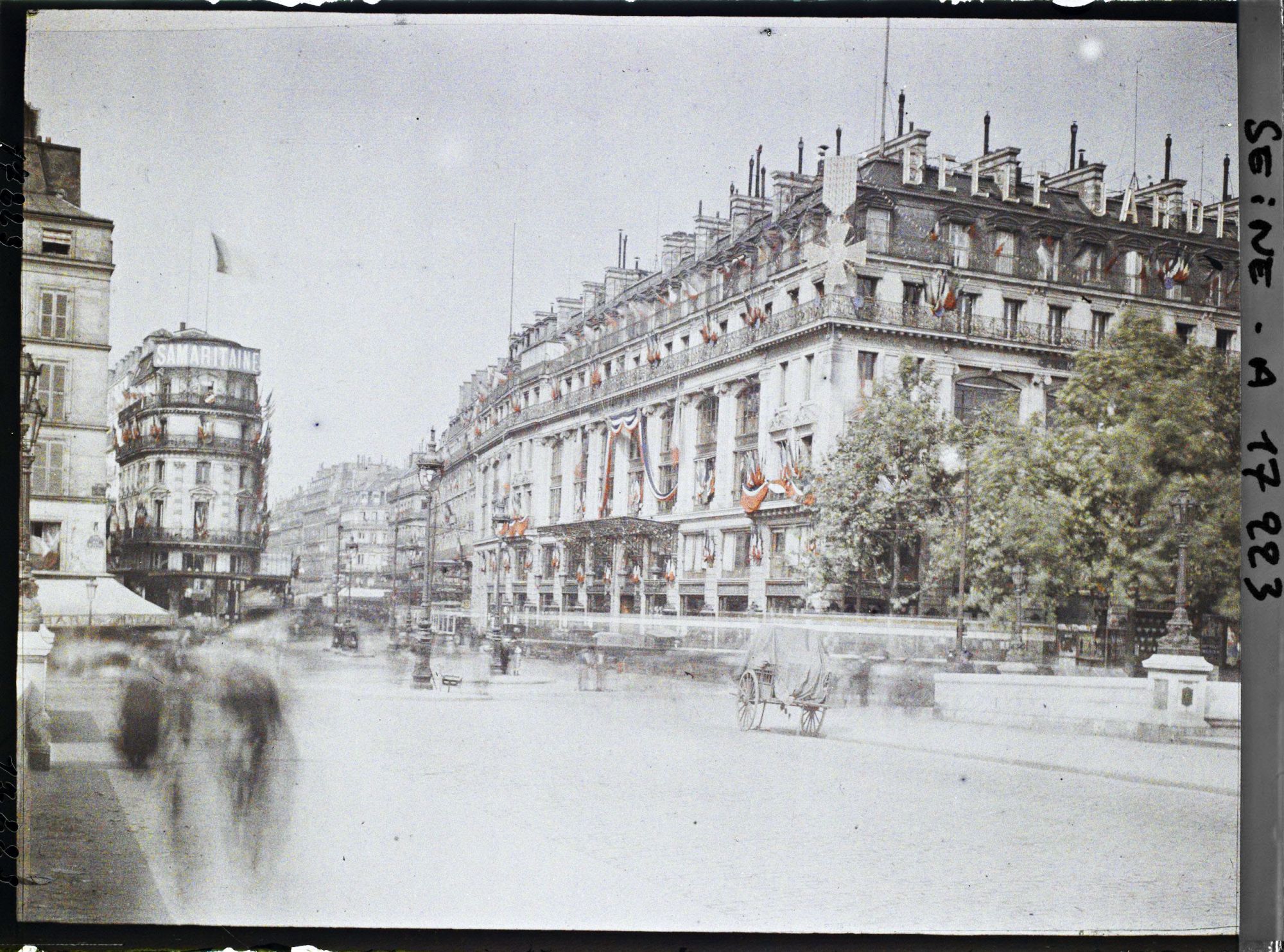 Image représentant La Samaritaine et la rue du Pont-Neuf décorées pour les fêtes de la Victoire des 13 et 14 juillet 1919