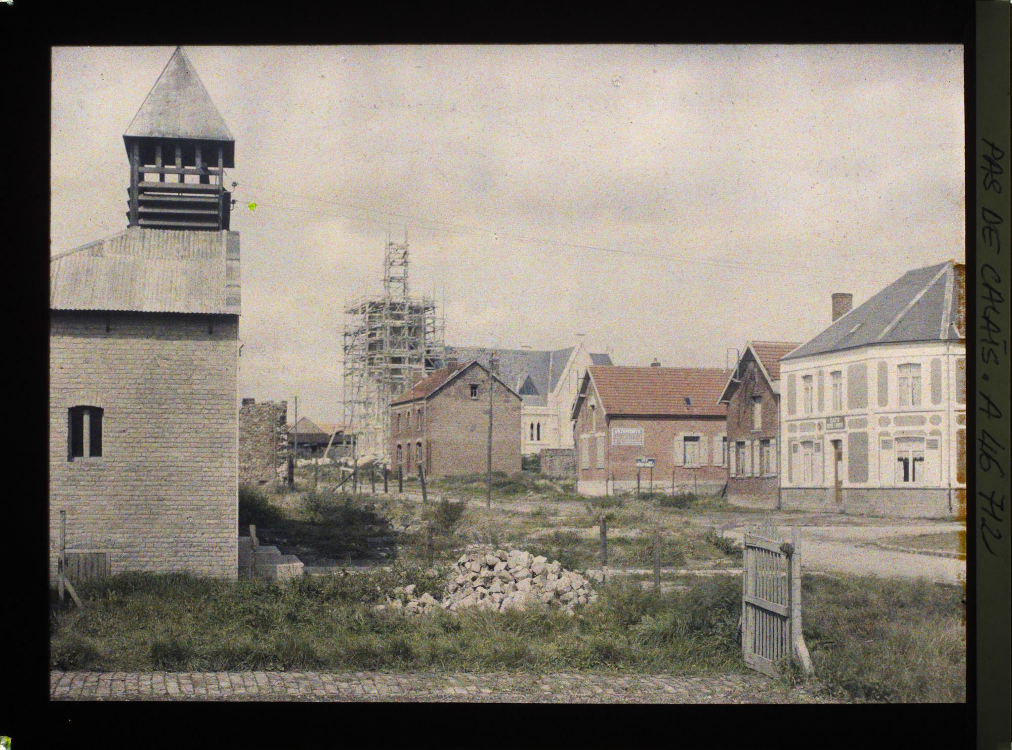 Image représentant France, Vimy, Eglise provisoire et nouvelle Eglise en Construction