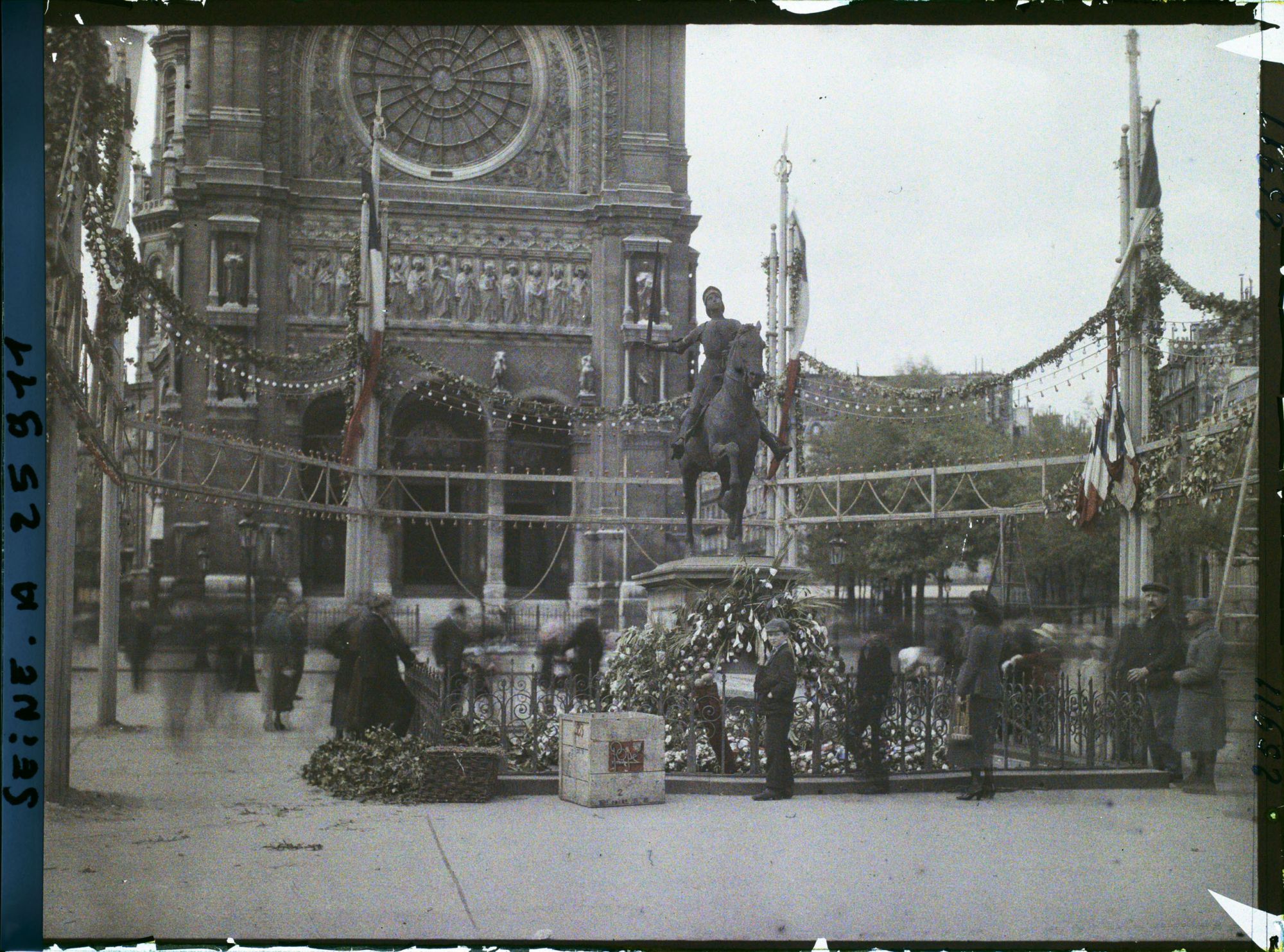 Image représentant Statue décorée pour la fête Jeanne d'Arc devant l'église Saint-Augustin