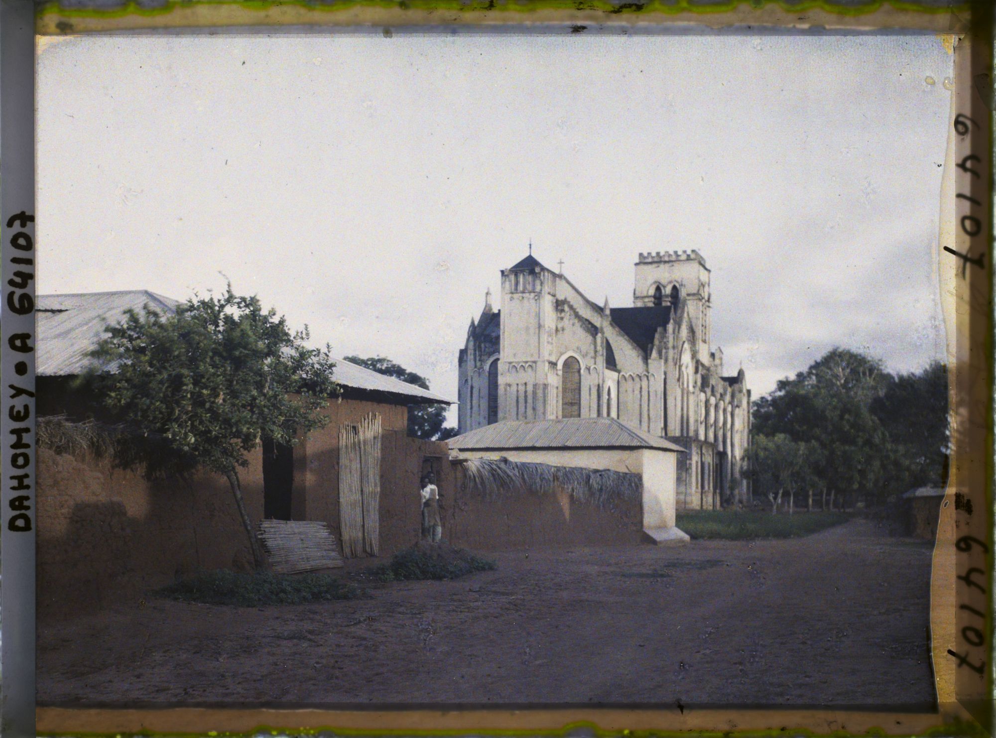 Image représentant La cathédrale, actuelle basilique de l'Immaculée-Conception, au soleil couchant