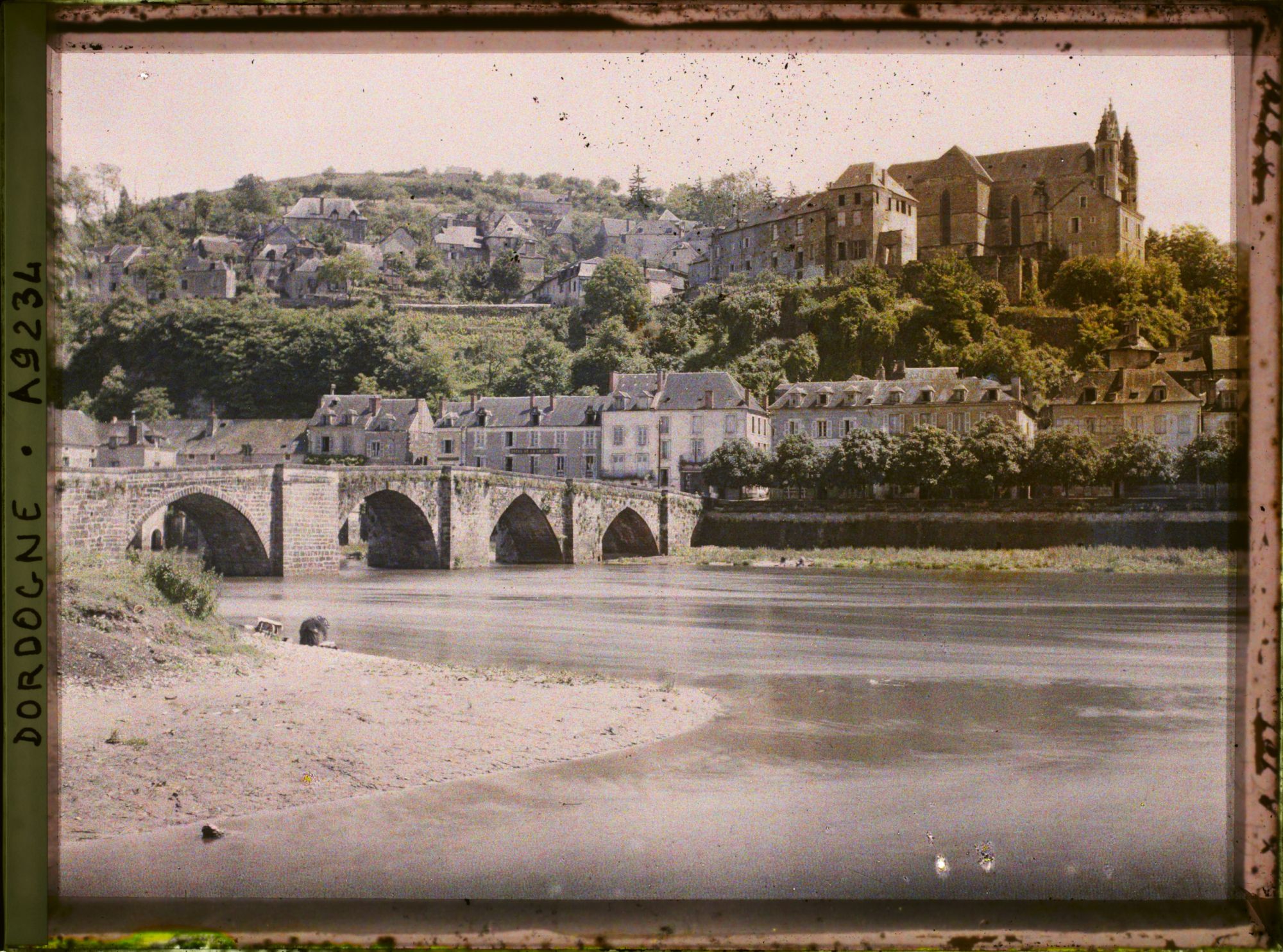 Image représentant France, Terrasson, Vue d'ensemble, le Vieux Pont, la Vézère