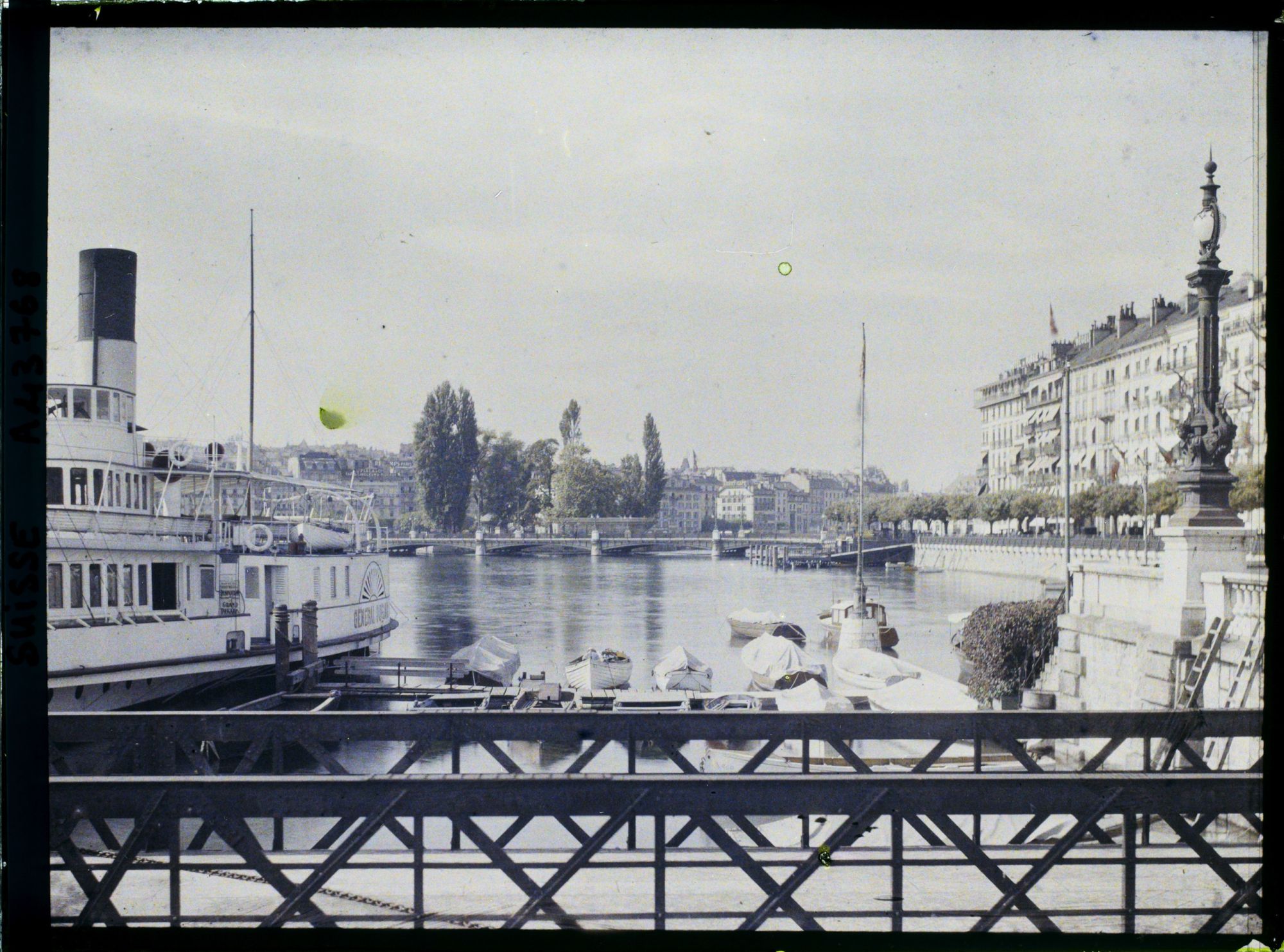 Image représentant Le bateau à vapeur Général Dufour à l'embarcadère du quai du Mont-Blanc