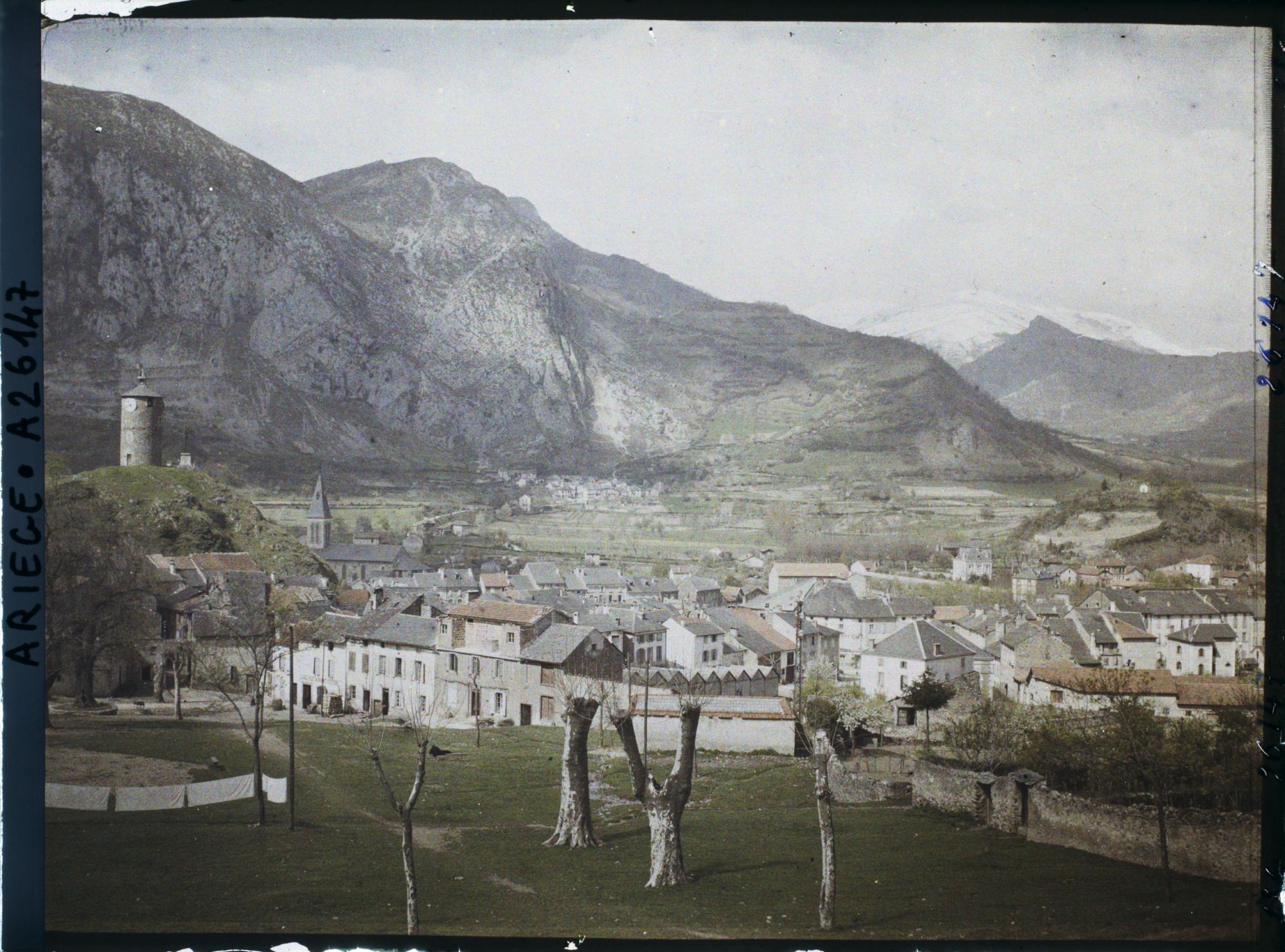 Image représentant Vue sur la ville basse et la tour du Castella