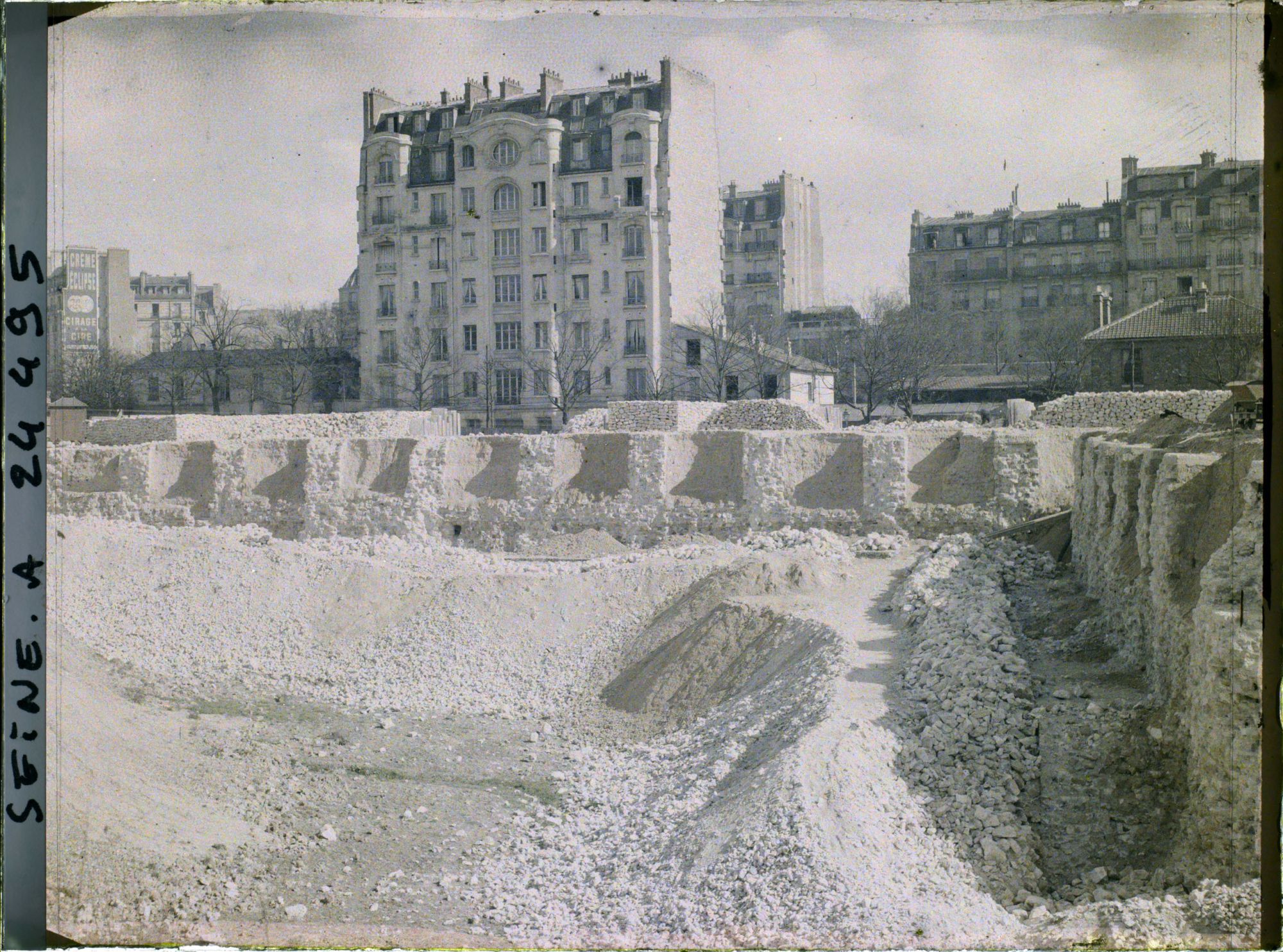 Image représentant La démolition des fortifications à la porte d'Auteuil, au niveau du boulevard Exelmans