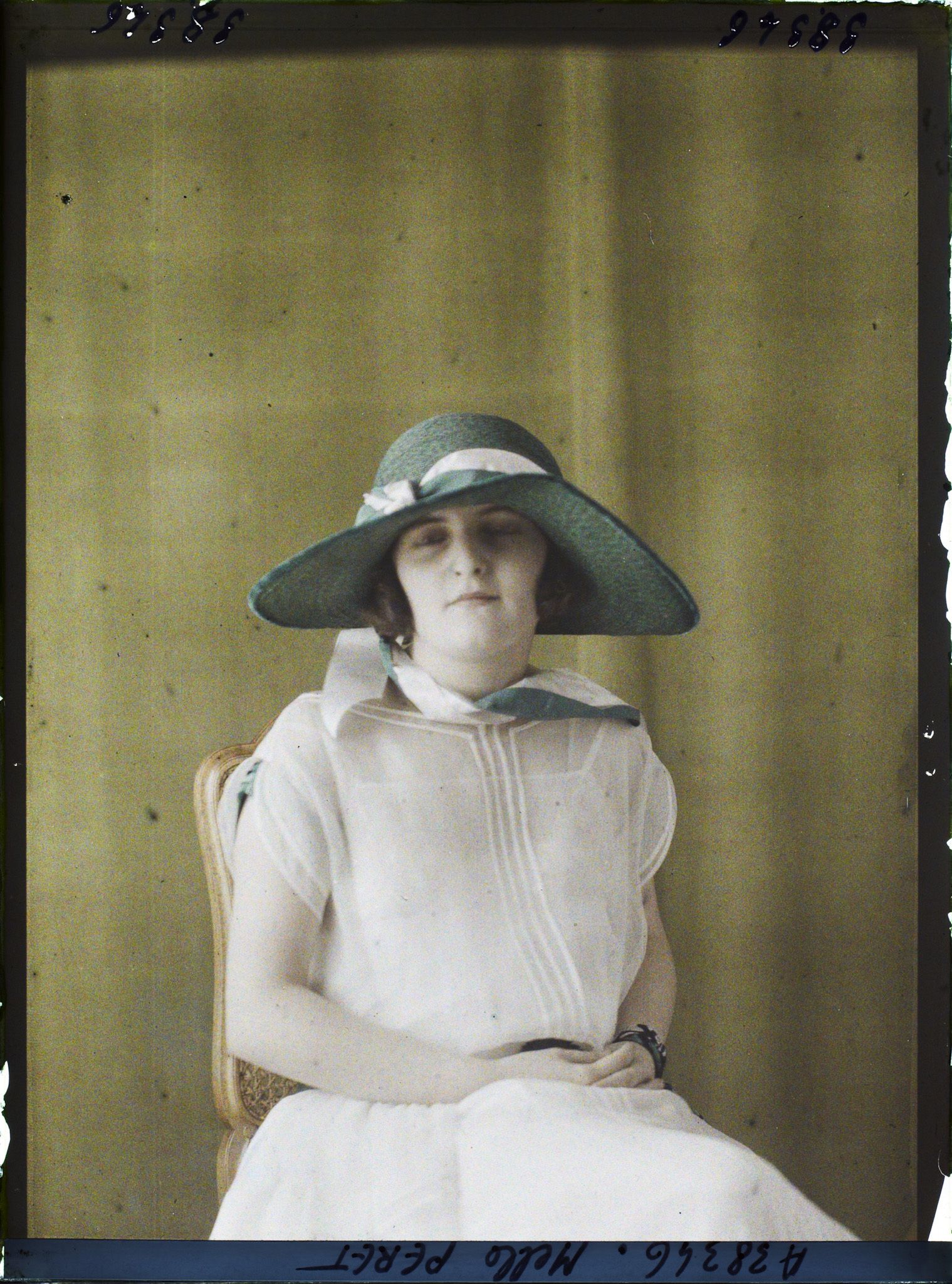 Image représentant https://musee-albert-kahn.s-museum.fr/home/NWQ2OTAwYzNmYjZlZTk1ZWQwODJmMjY4L2dlbmVyaWMtbm90aWNlLXRhYi9hdXRob3JpdHkvNjE3YTc5ZjVjZjhiODk2OGIzMzM3ZDIx/5d6900c3fb6ee95ed082f268/generic-notice-tab/authority/617a79ebcf8b8968b3337572 Mademoiselle Odette Péret