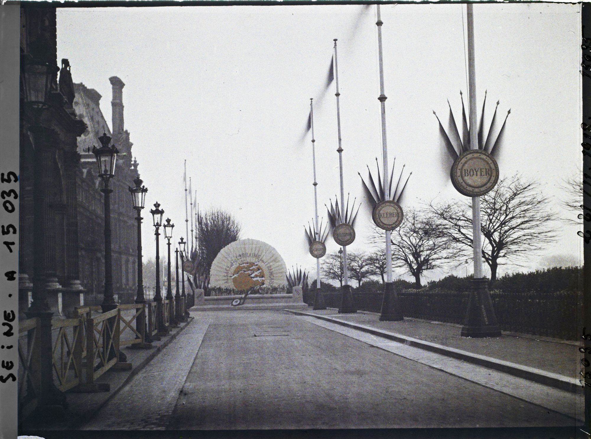 Image représentant Installation pour la souscription à l'emprunt national au Louvre, devant le pavillon des Etats et l'aile de Flore