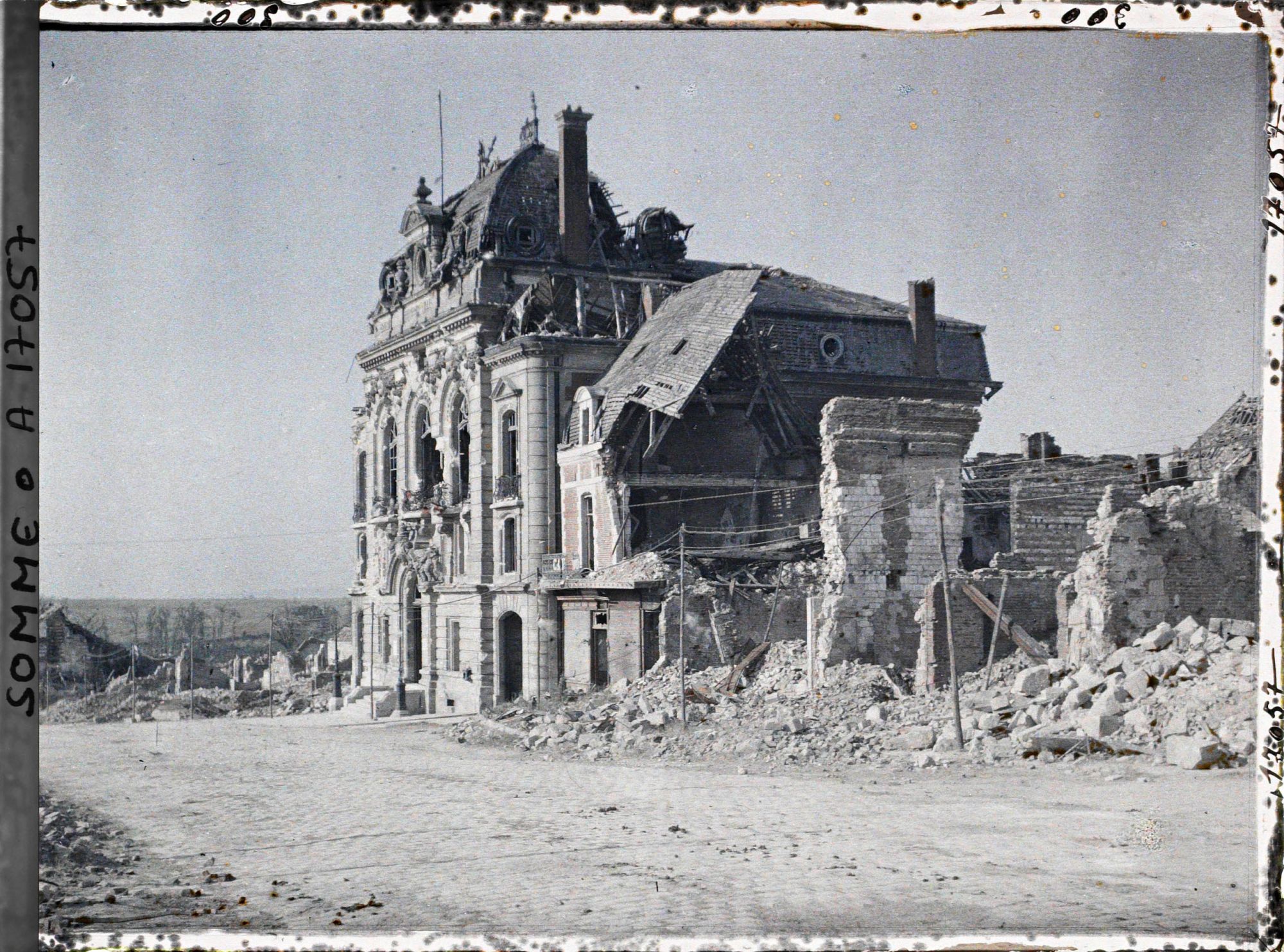 Image représentant France, Montdidier, L'Hôtel de Ville et ruines