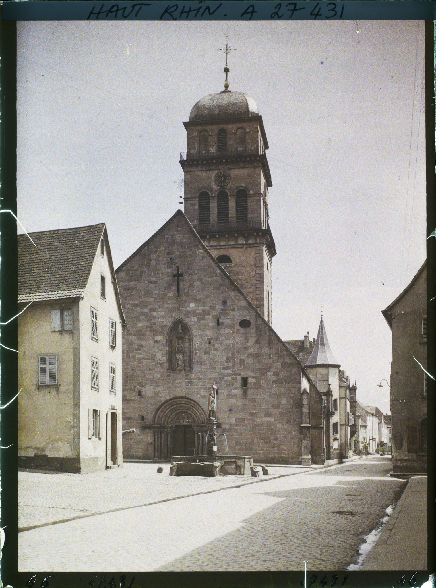 Image représentant France, Kaysersberg, L'Eglise et la vieille fontaine