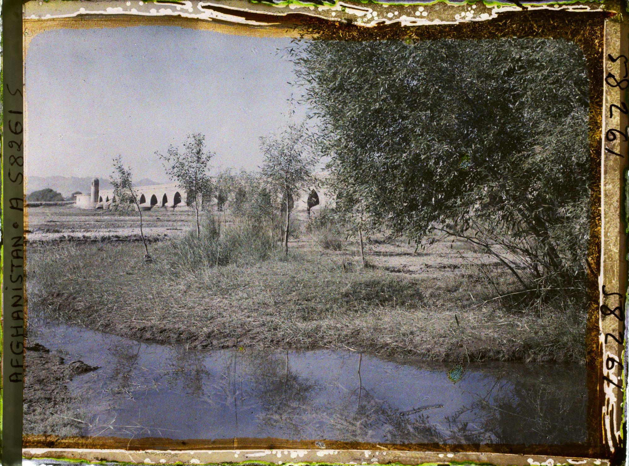 Image représentant Le pont Pol-E-Malân sur le fleuve Hari Rud (IX au Xe s.), au sud de la vieille ville