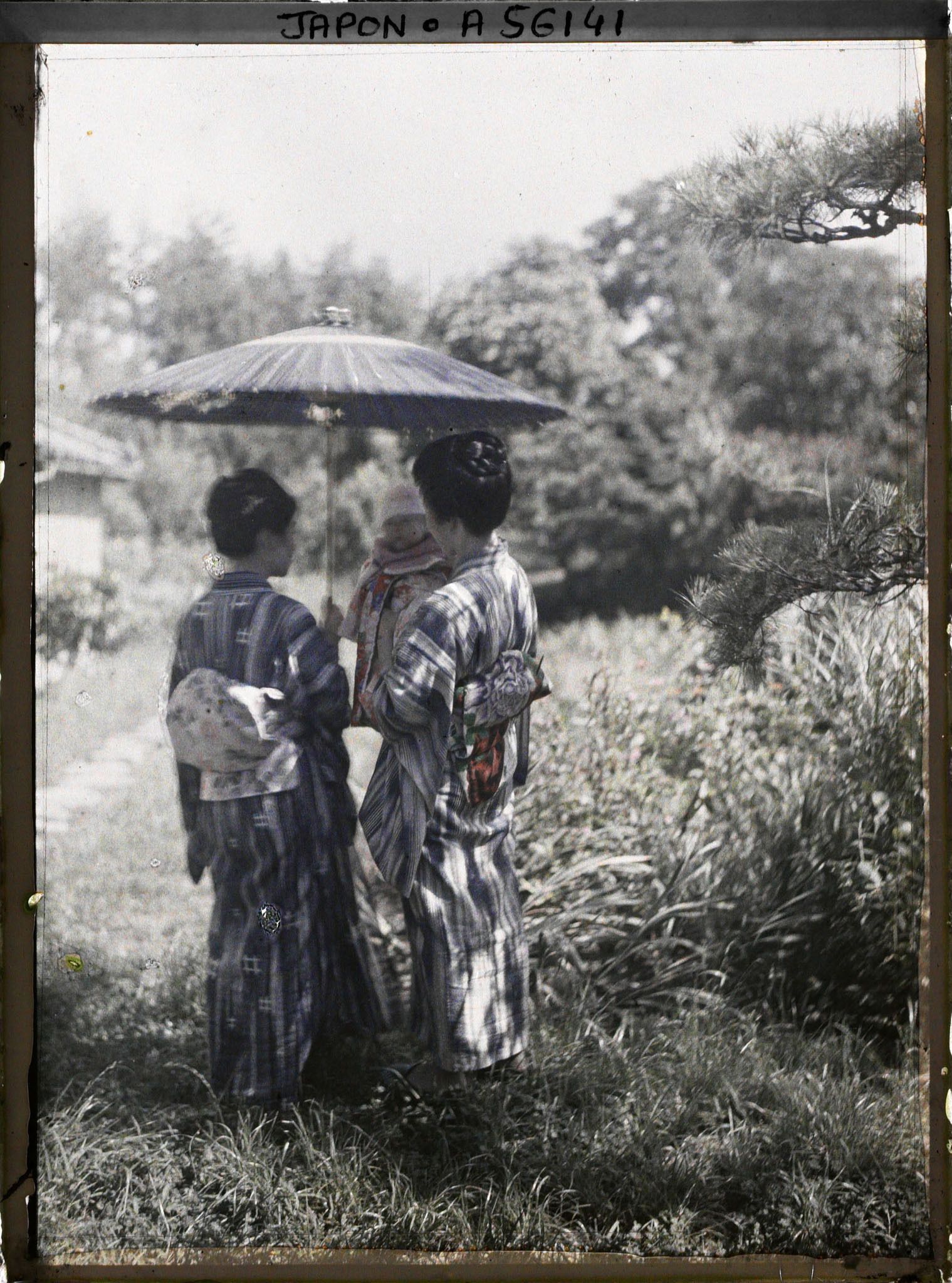 Image représentant Jeunes femmes portant un bébé