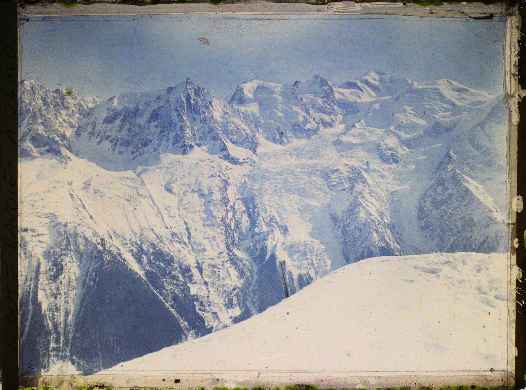 Image représentant Les Alpes, Vue prise de Brévent (2523m) Aiguille du Plan, aige du Midi, Mt Blanc du Taeul, Mt Maudit, Mt Blanc, Glacier des Bossons, Glacier de Taconaz.