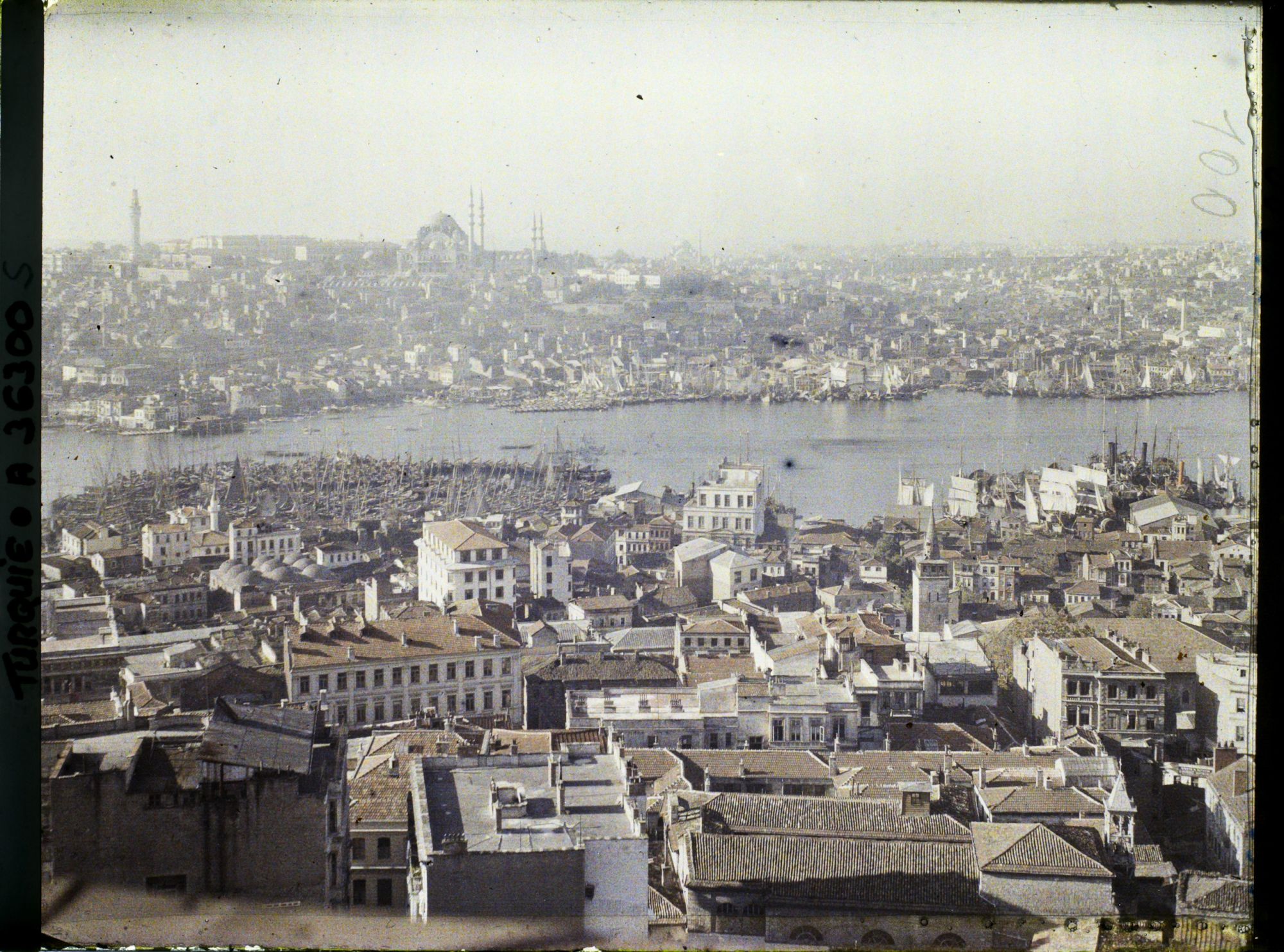 Image représentant La Corne d'Or, vue depuis le haut de la tour de Galata (rive gauche, nord) vers la Suleymaniye Camii