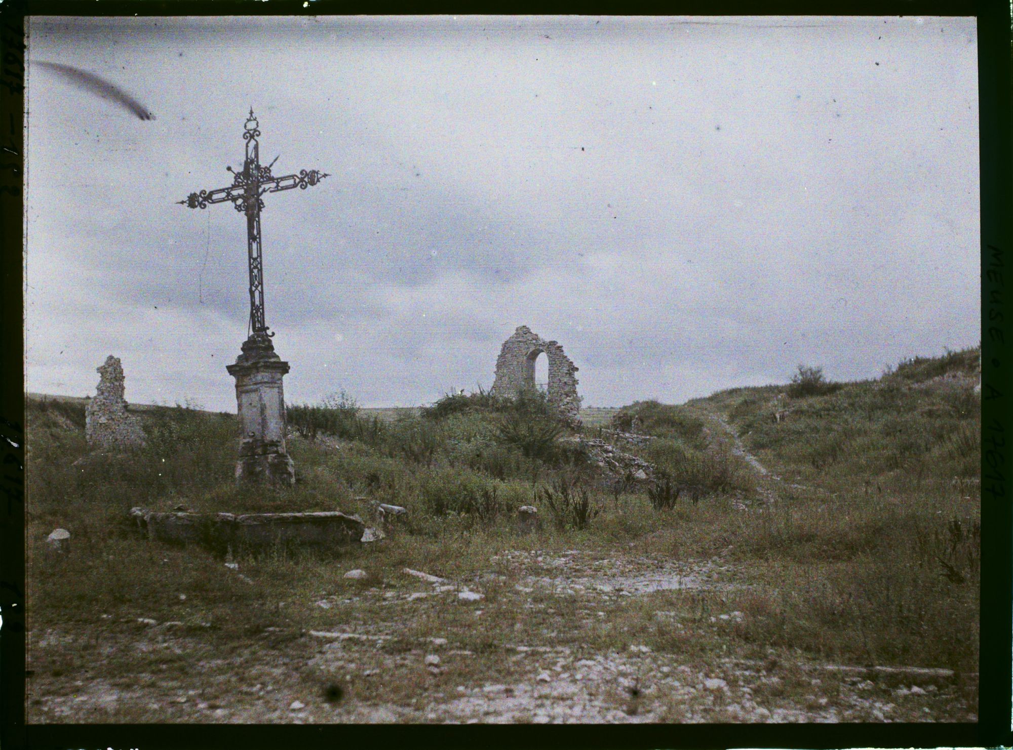 Image représentant France, Avocourt, Les restes du Village et la Croix