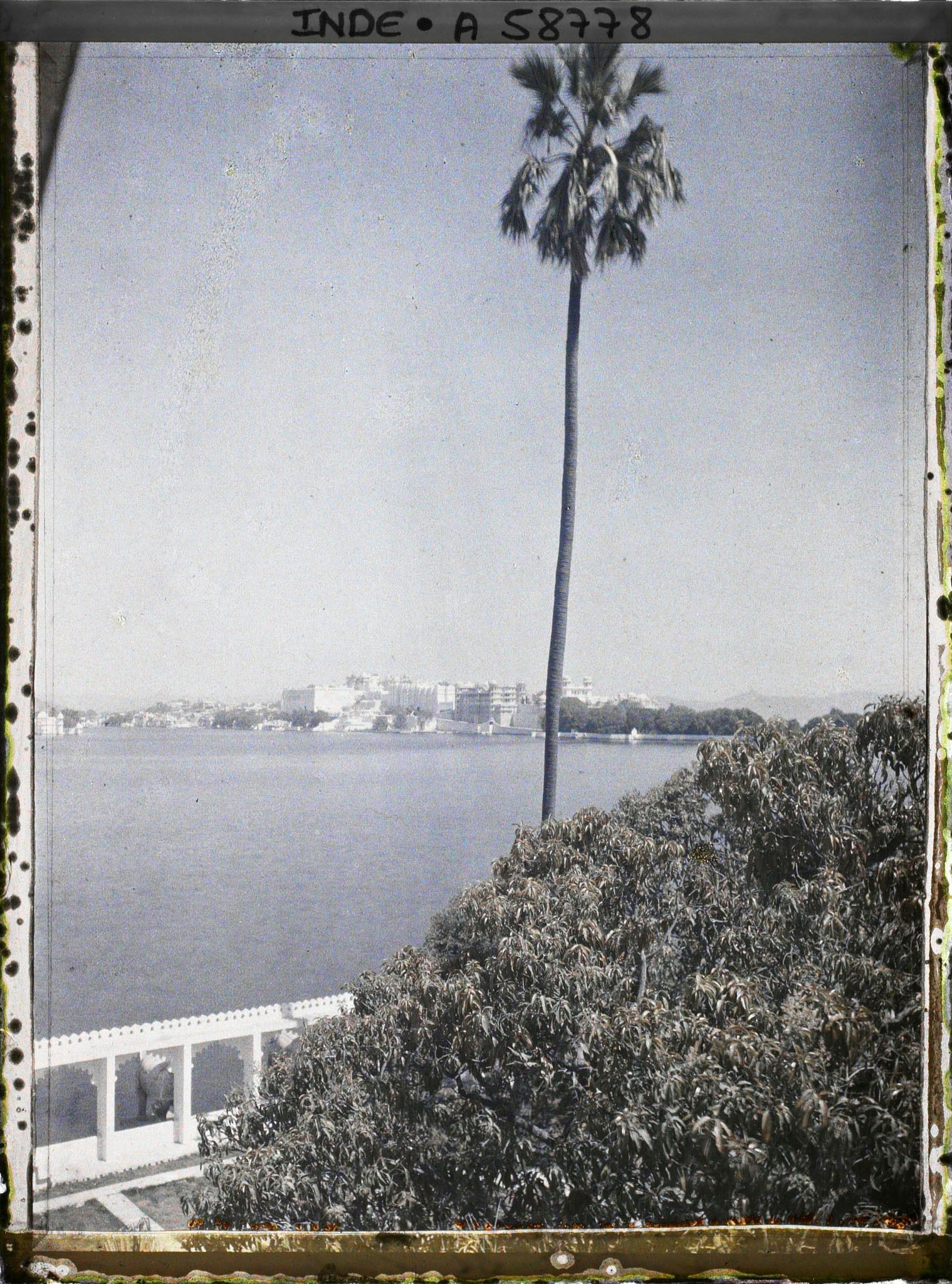 Image représentant Lac Pichola et, à l'arrière-plan, le palais de la Cité (Raj Mahal)