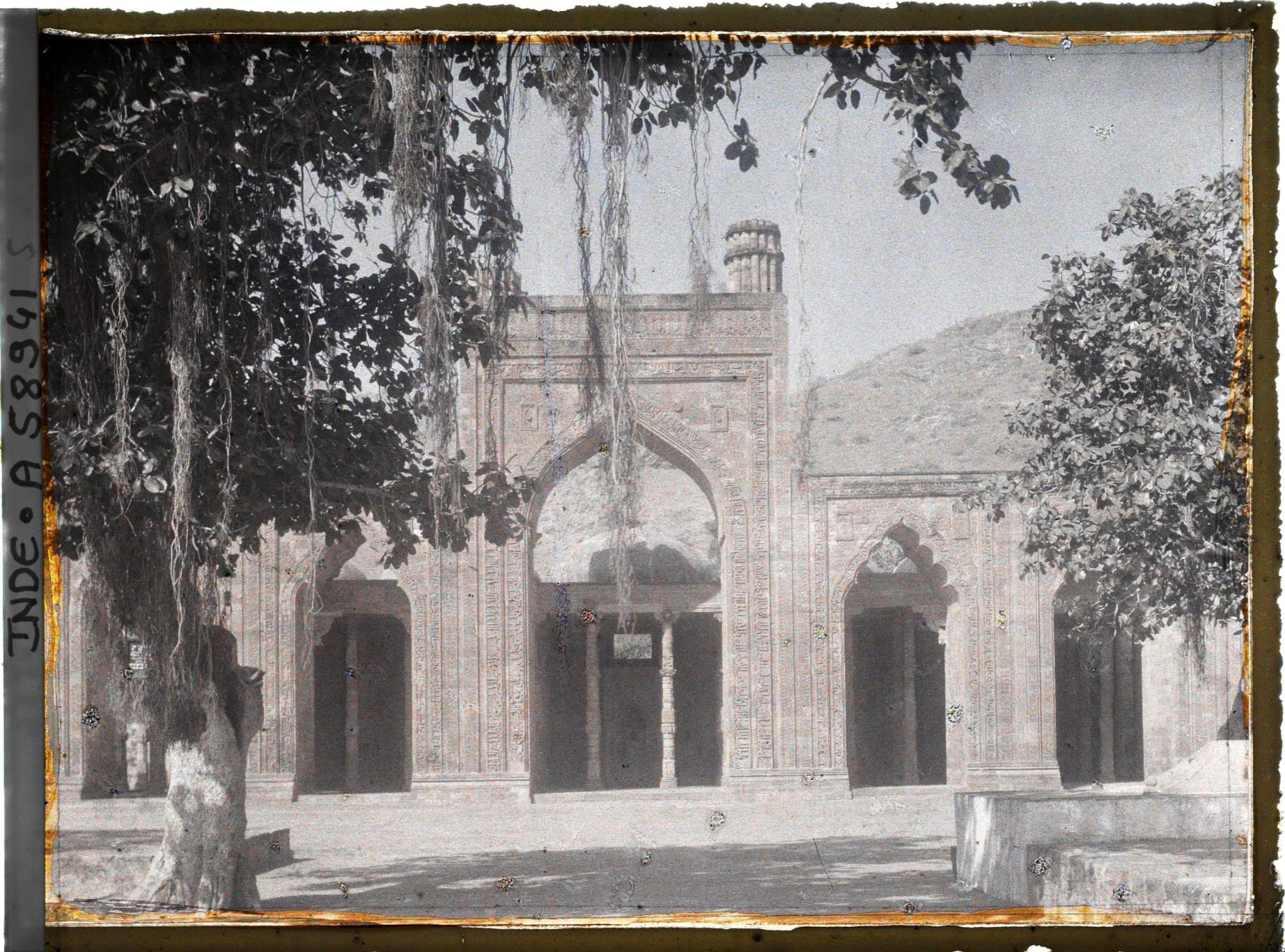 Image représentant La façade de grès rouge de la mosquée Adhai Din Ka Jhompra