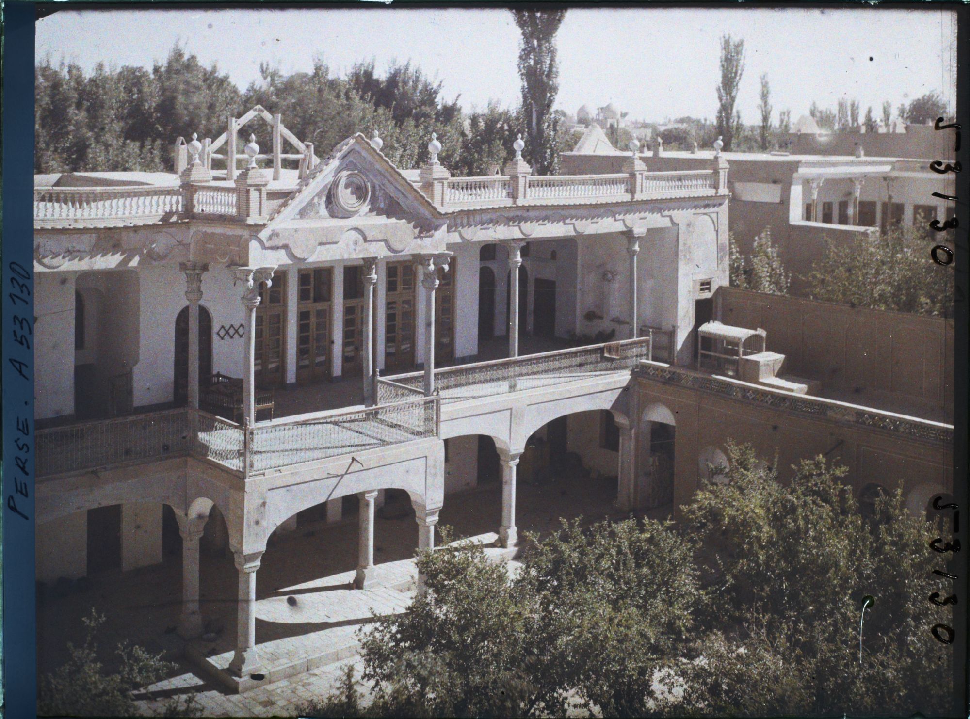 Image représentant Cour et façade intérieure d'une riche maison arménienne