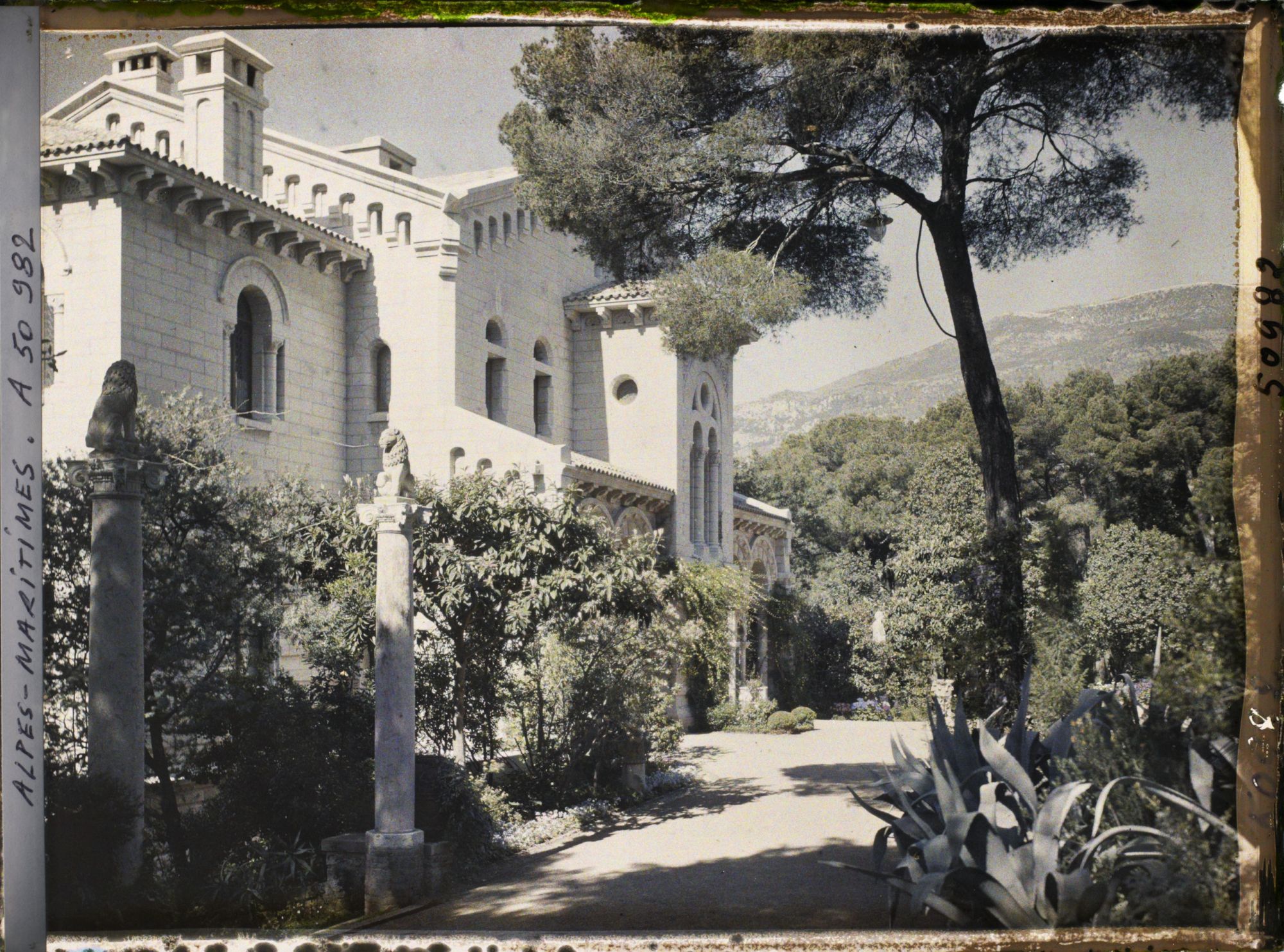 Image représentant La façade nord de la villa Cypris, côté rue, vue en direction de l'Est