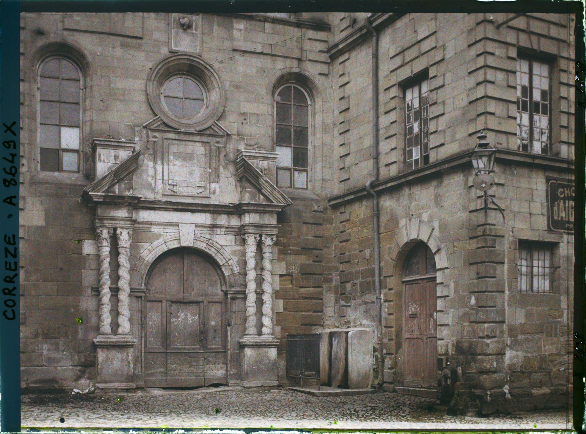 Image représentant La façade de la chapelle du collège des Doctrinaires ou ancien collège de jeunes filles