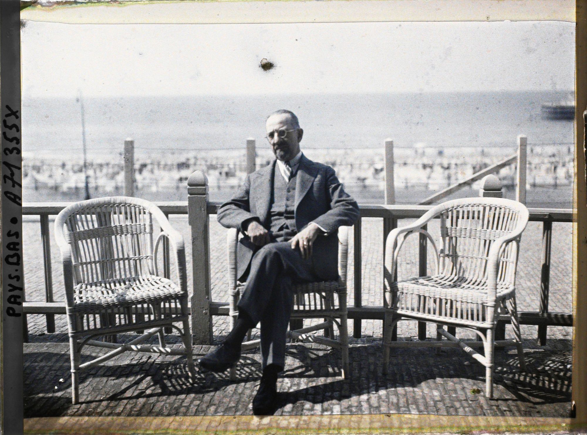 Image représentant Diplomate assis à une terrasse