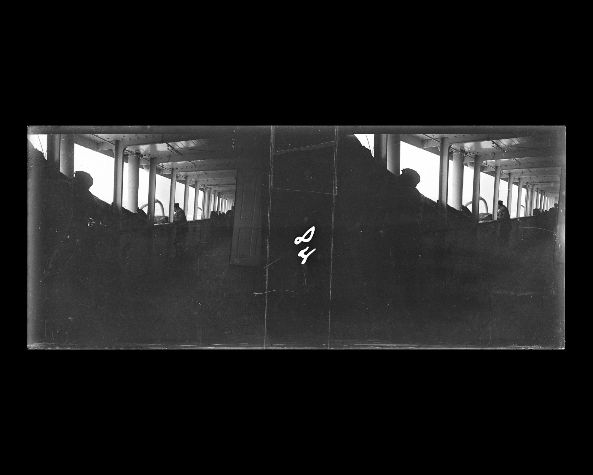 Image représentant Installation de bâches de protection dans la coursive des 1eres classes