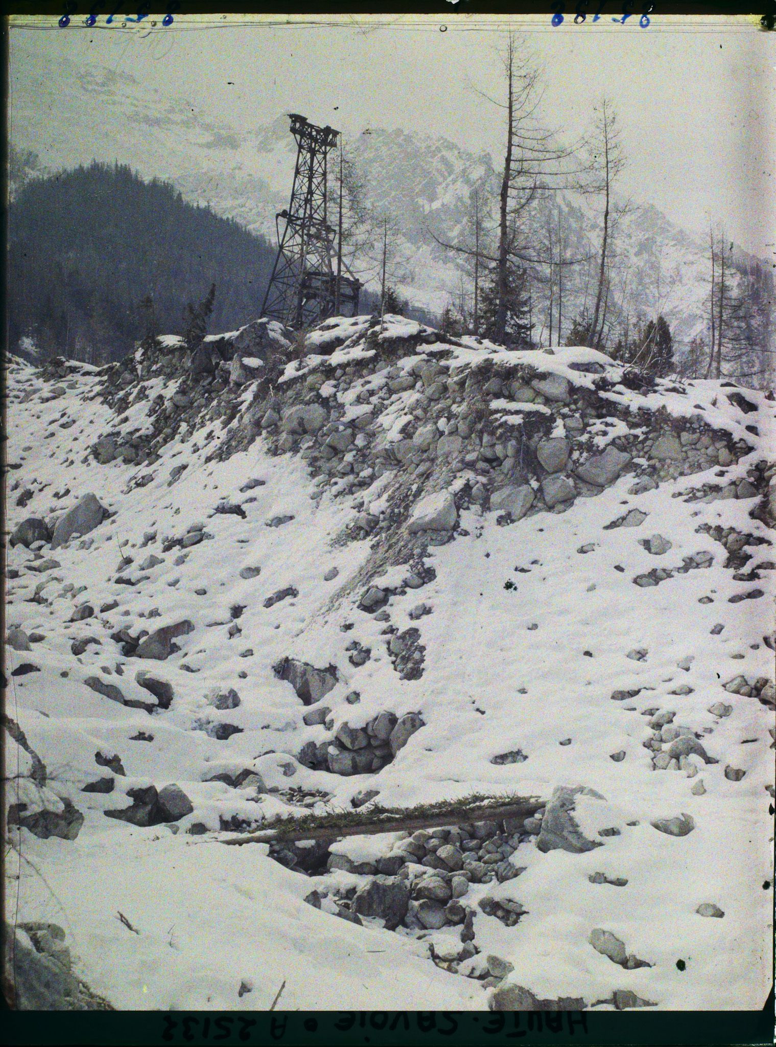 Image représentant France Les Alpes, Glacier des Bossons : Torrent des Pèlerins, Pylône du Chin de fer aérien, dans le fond, Montagne de la Côte et le Goûter