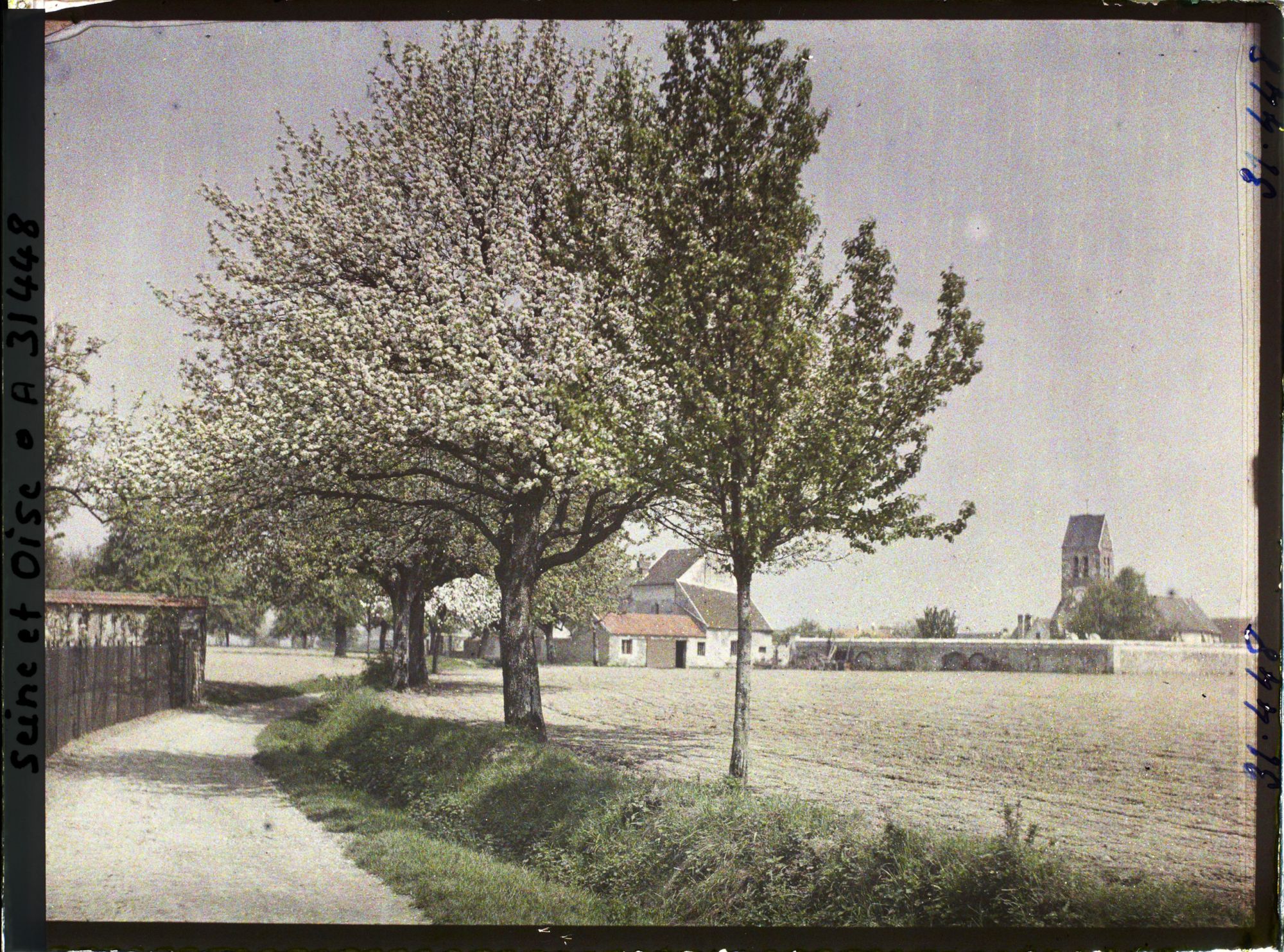 Image représentant France , Montigny-le-Bretonneux, Entrée de Montigny, vue de la route de Trappes à Neauphle-le-Château