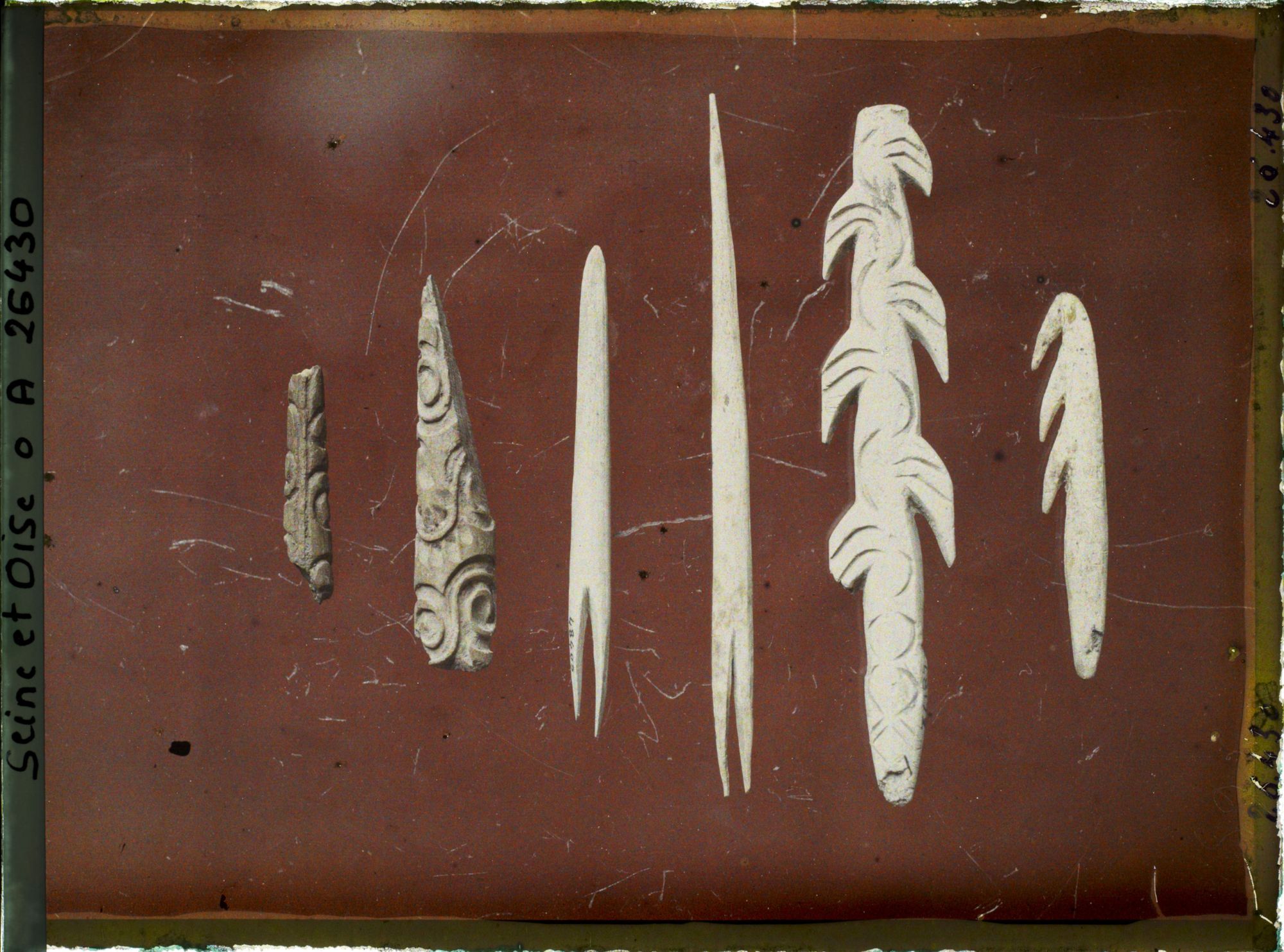 Image représentant France, St Germain-en-Laye, Musée : (Arudy) spirale (pointe gravée) 47081 autre spirale, 47119 Gourdon, pointe de flèche à base fondue 48405; pointe de flèche a base fondue Gourdon, Harpon à dble rang de barbelures 48172. autre à 1 rang 49162 pointe de flèche à base fondue 46670