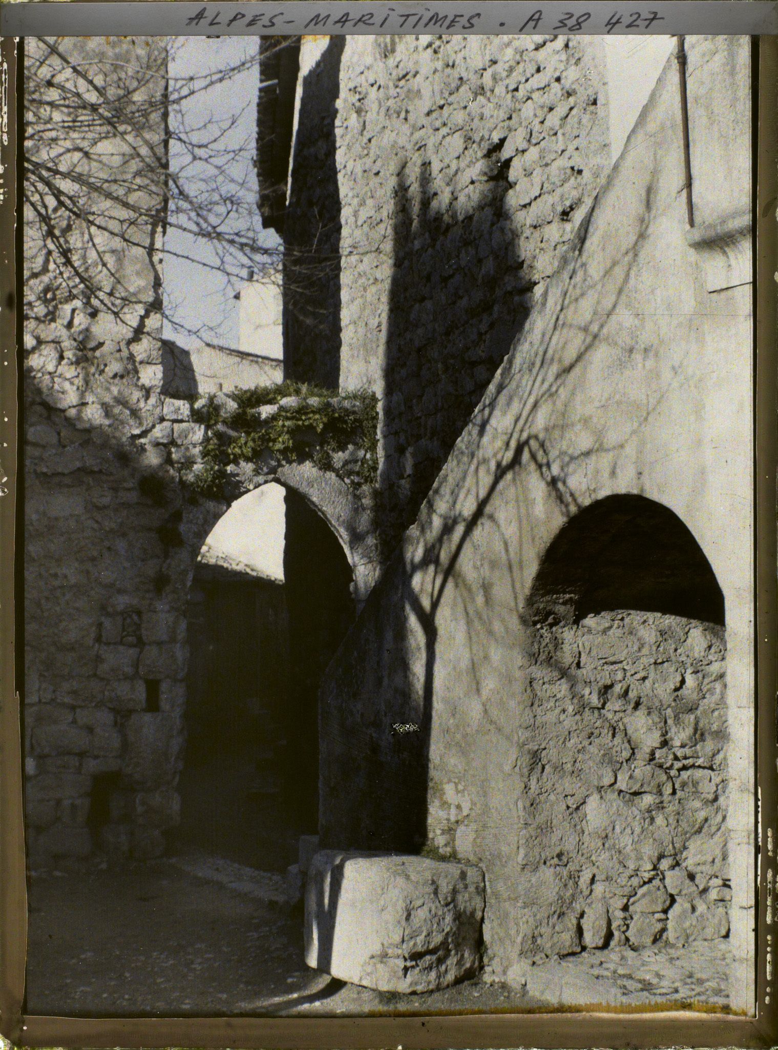 Image représentant Les restes de l'enceinte du Moyen-Age