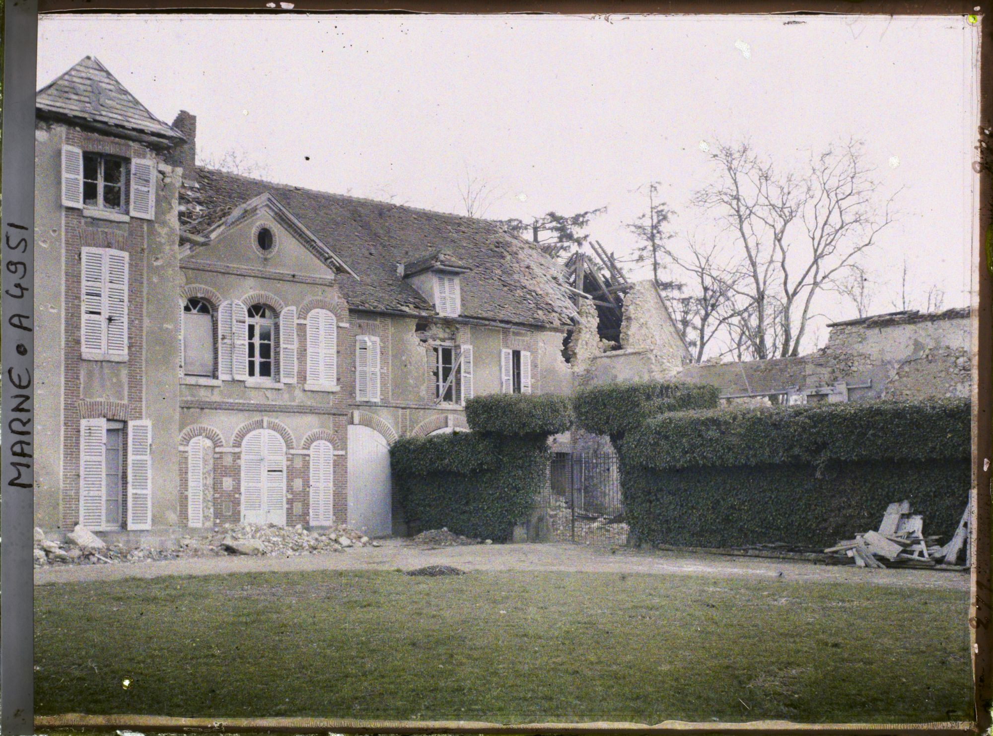Image représentant Dans la cour du château de Mondement