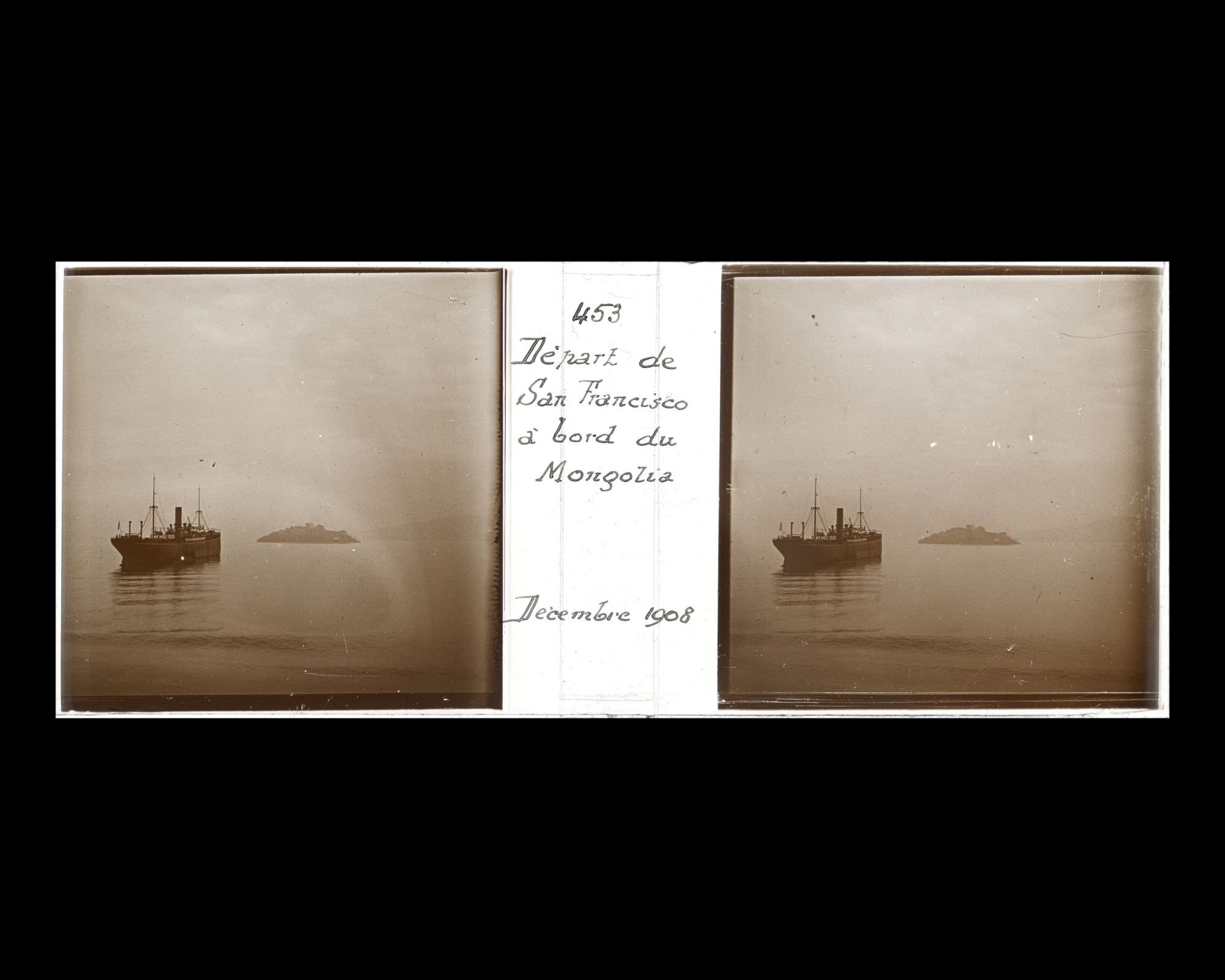 Image représentant Un navire dans la baie vu au moment du départ du Mongolia