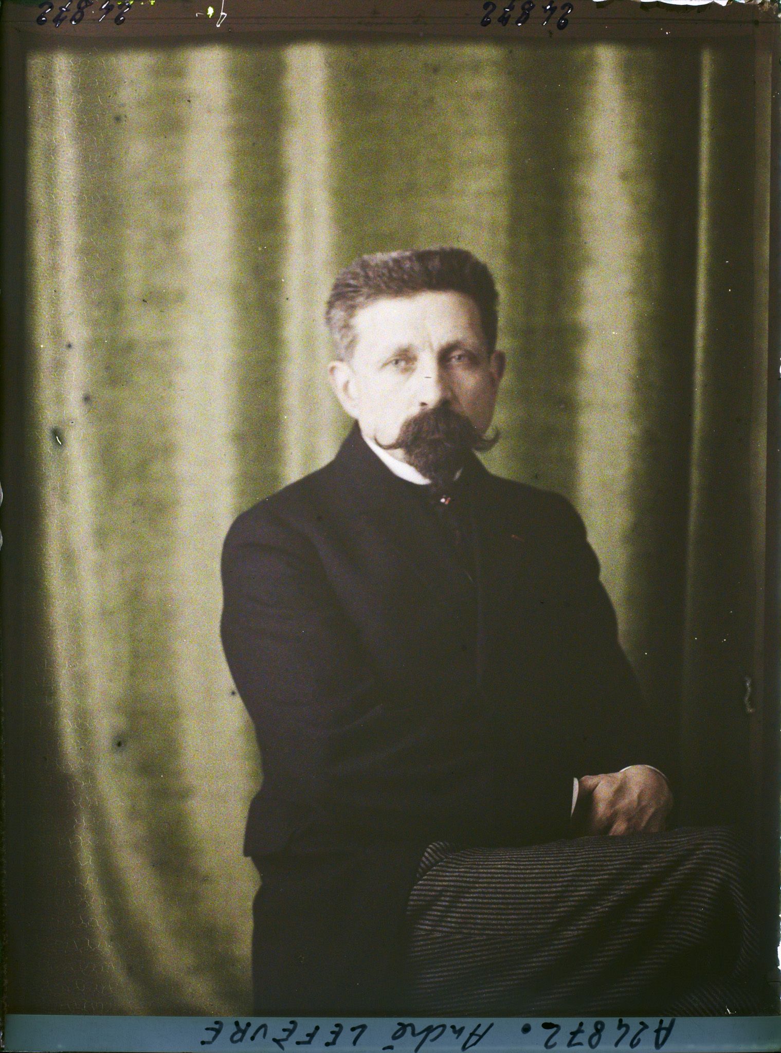 Image représentant Monsieur  https://musee-albert-kahn.s-museum.fr/home/NWQ2OTAwYzNmYjZlZTk1ZWQwODJmMjY4L2dlbmVyaWMtbm90aWNlLXRhYi9hdXRob3JpdHkvNjE3YTc5ZjVjZjhiODk2OGIzMzM3ZDIx/5d6900c3fb6ee95ed082f268/generic-notice-tab/authority/617a79ebcf8b8968b333715e André Lefèvre