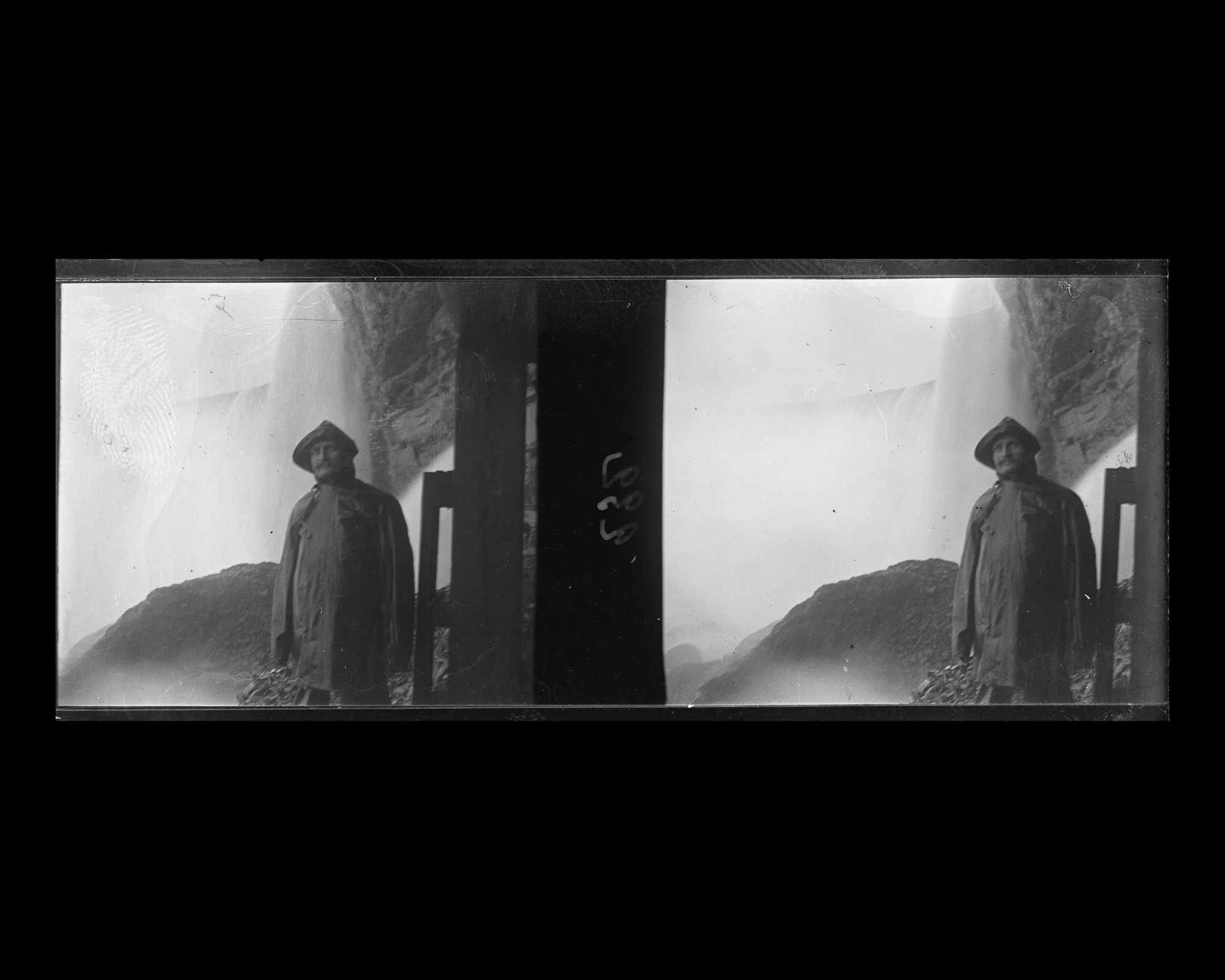 Image représentant Maurice Levy en vêtements de caoutchouc, sous la chute du Fer à Cheval