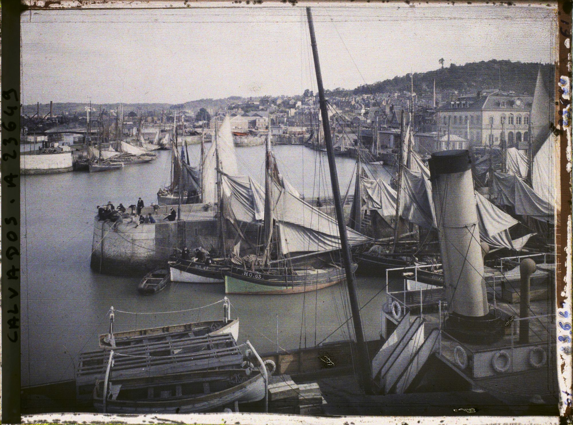 Image représentant Le port et le quartier de l'Hôtel de Ville