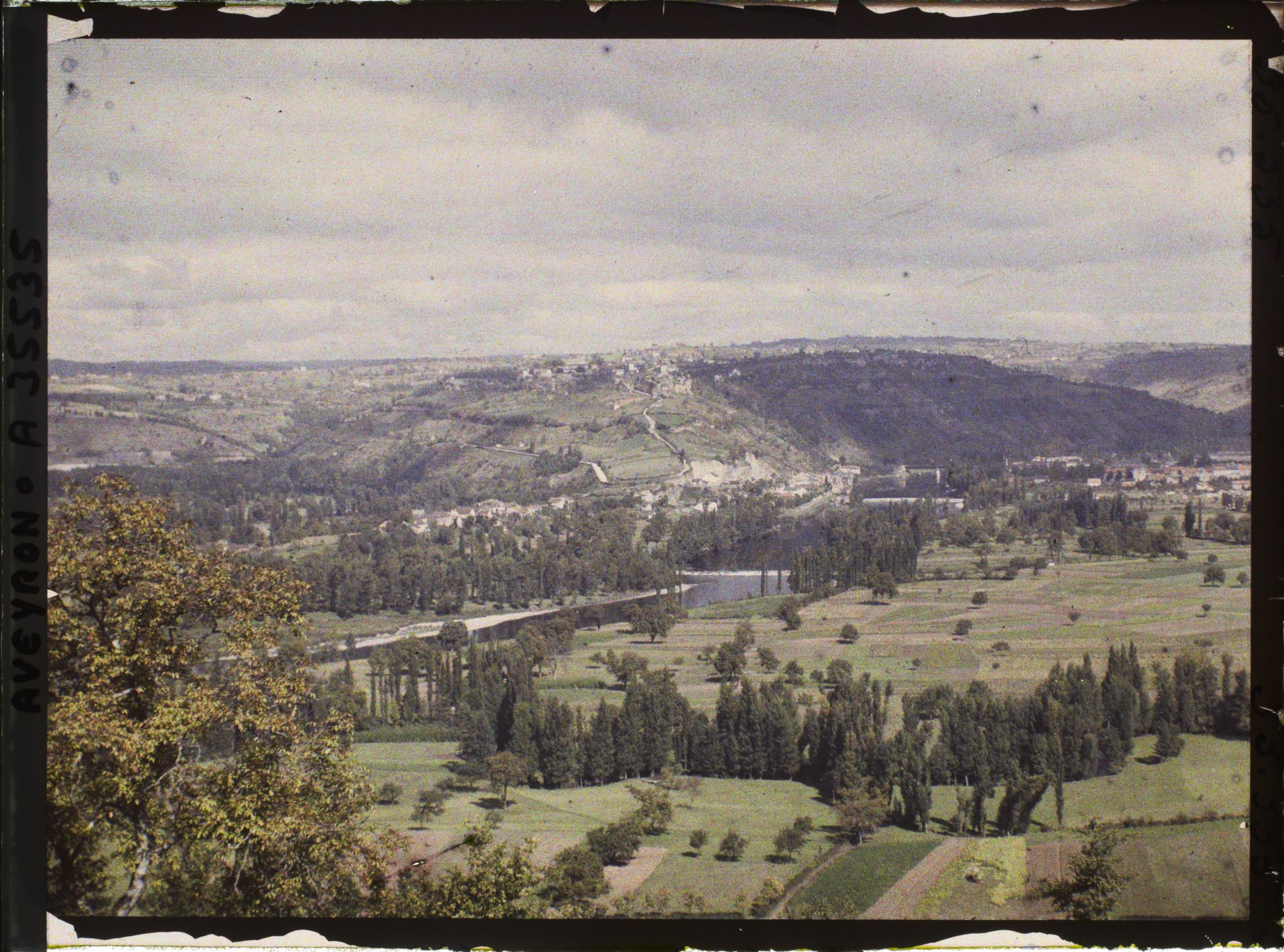 Image représentant La vallée du Lot et la ville de Capdenac, vue prise du Mont Verdié