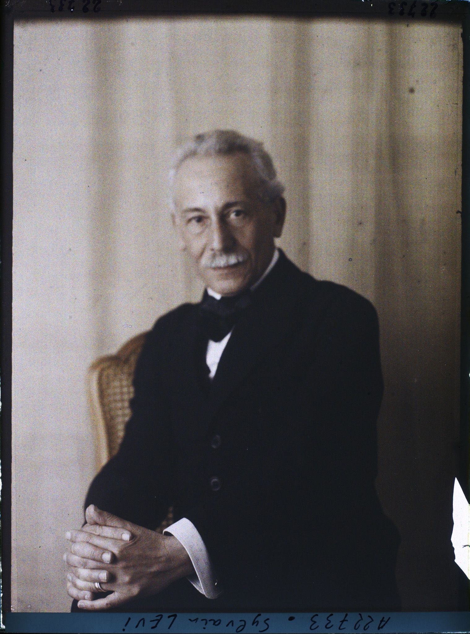 Image représentant Monsieur  https://musee-albert-kahn.s-museum.fr/home/NWQ2OTAwYzNmYjZlZTk1ZWQwODJmMjY4L2dlbmVyaWMtbm90aWNlLXRhYi9hdXRob3JpdHkvNjE3YTc5ZjVjZjhiODk2OGIzMzM3ZDIx/5d6900c3fb6ee95ed082f268/generic-notice-tab/authority/617a79ebcf8b8968b3337260 Sylvain Lévi