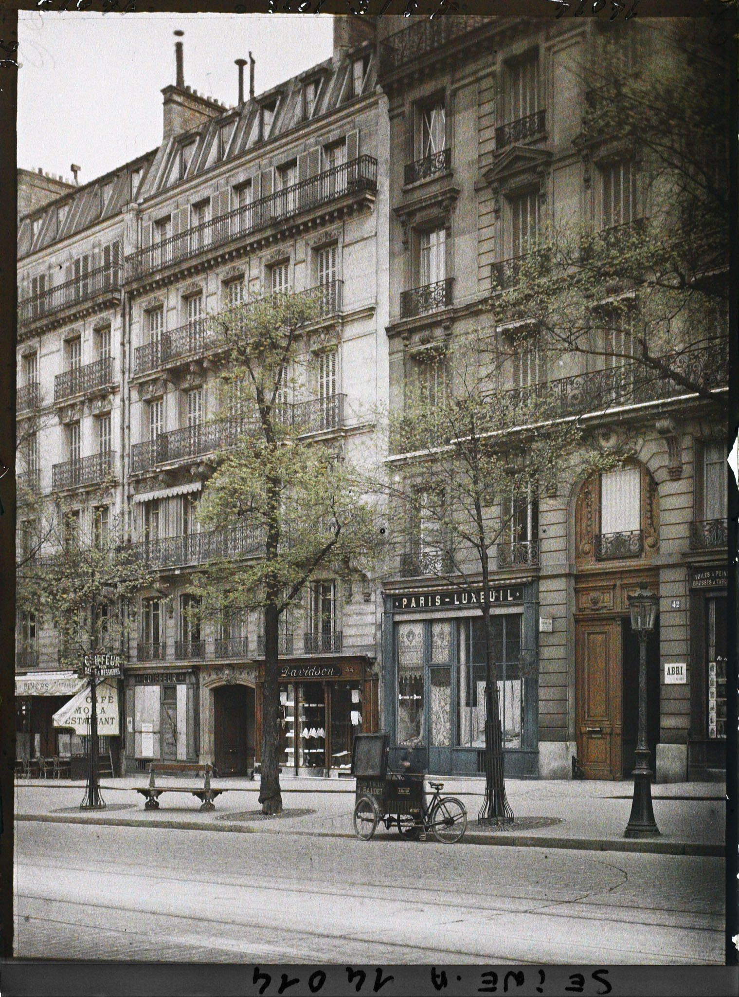 Image représentant Immeubles (désertés?) avenue de Wagram, au niveau du numéro 42