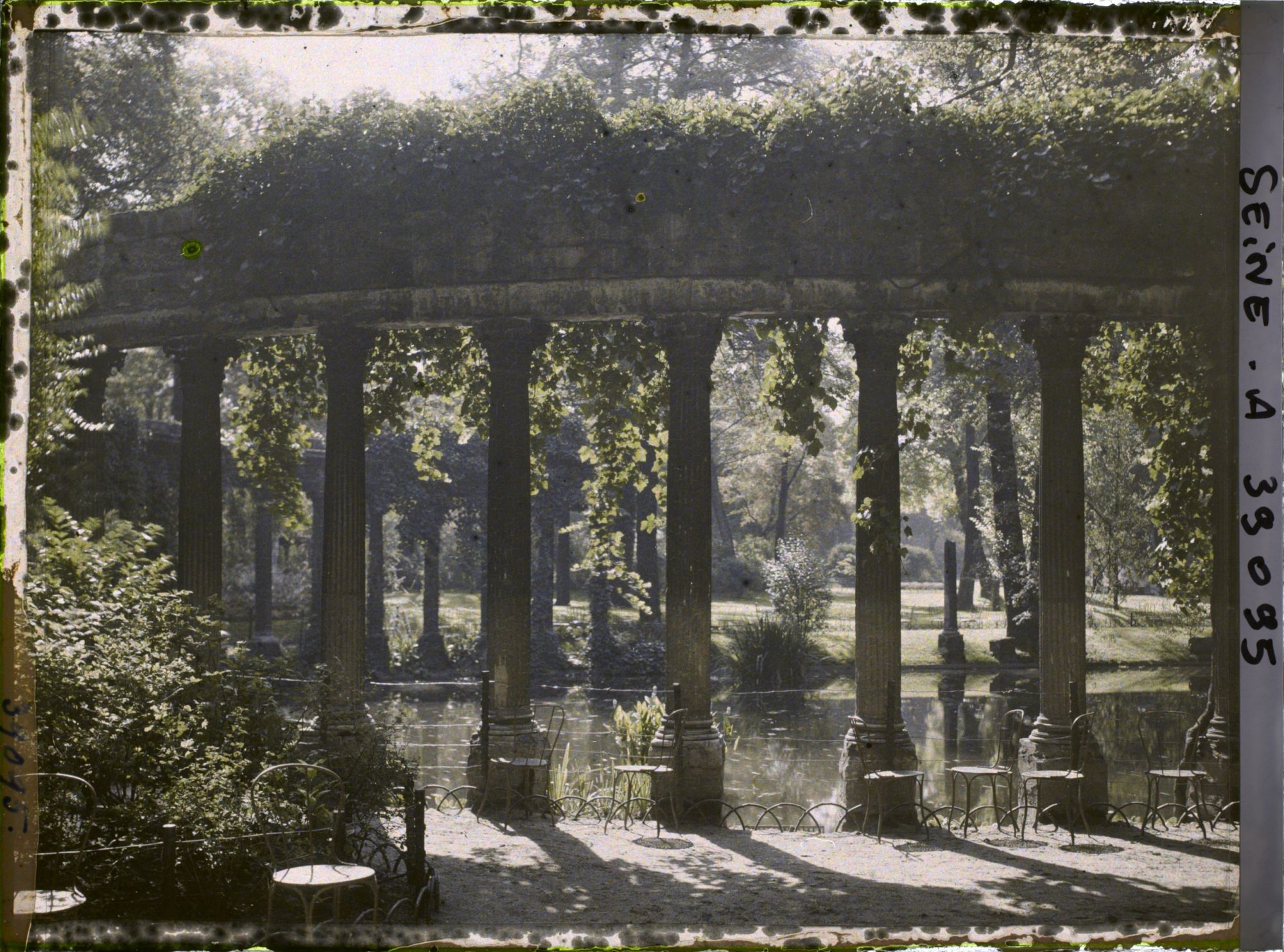 Image représentant Colonnade dans le parc Monceau, la Naumachie
