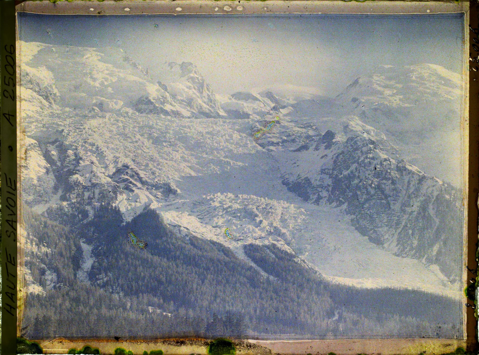 Image représentant France, Les Alpes -Vallée de Chamonix  Vue gle du glacier des Bossons, le Mt Blanc, à g. aige du Midi, à dr. dôme du Goûter
