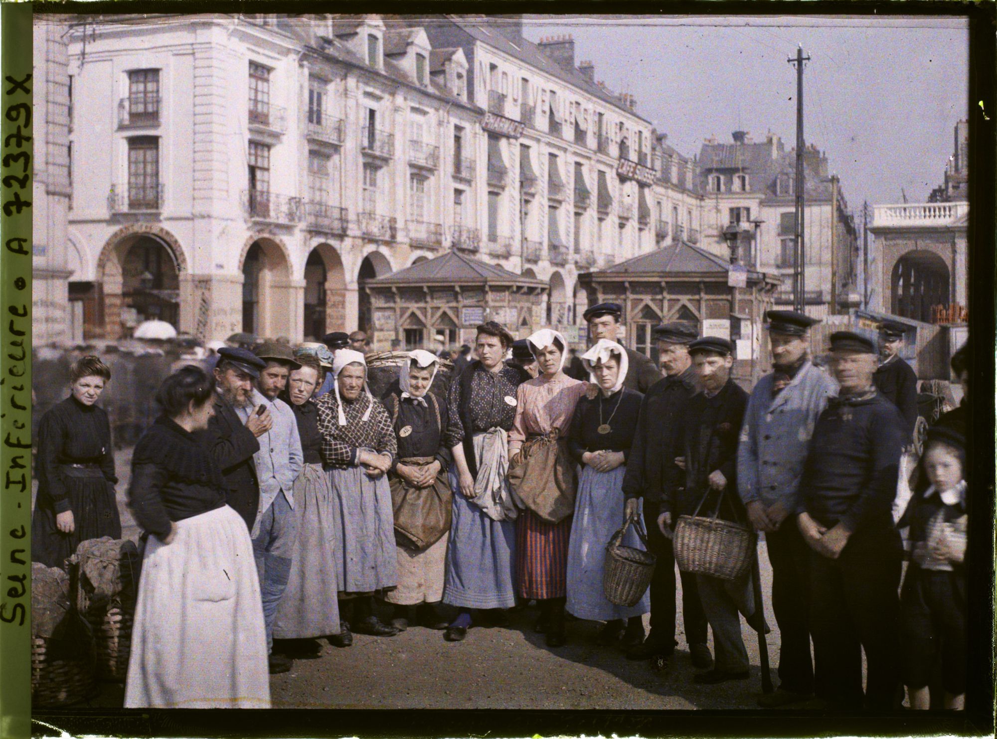 Image représentant Groupe de personnes posant devant les arcades
