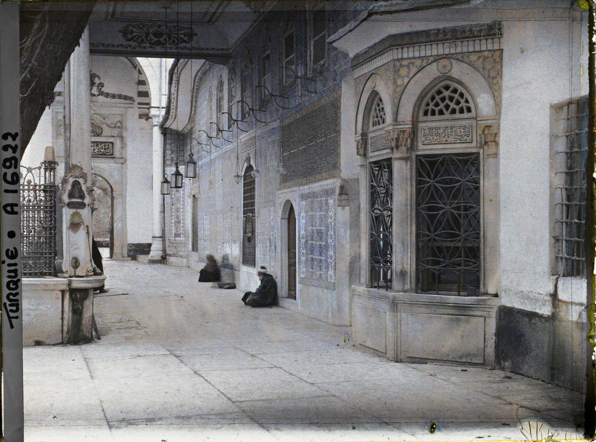 Image représentant Cour intérieure de l'Eyüp Sultan Camii ("mosquée du Sultan Eyüp"), la Grande Mosquée d'Eyüp