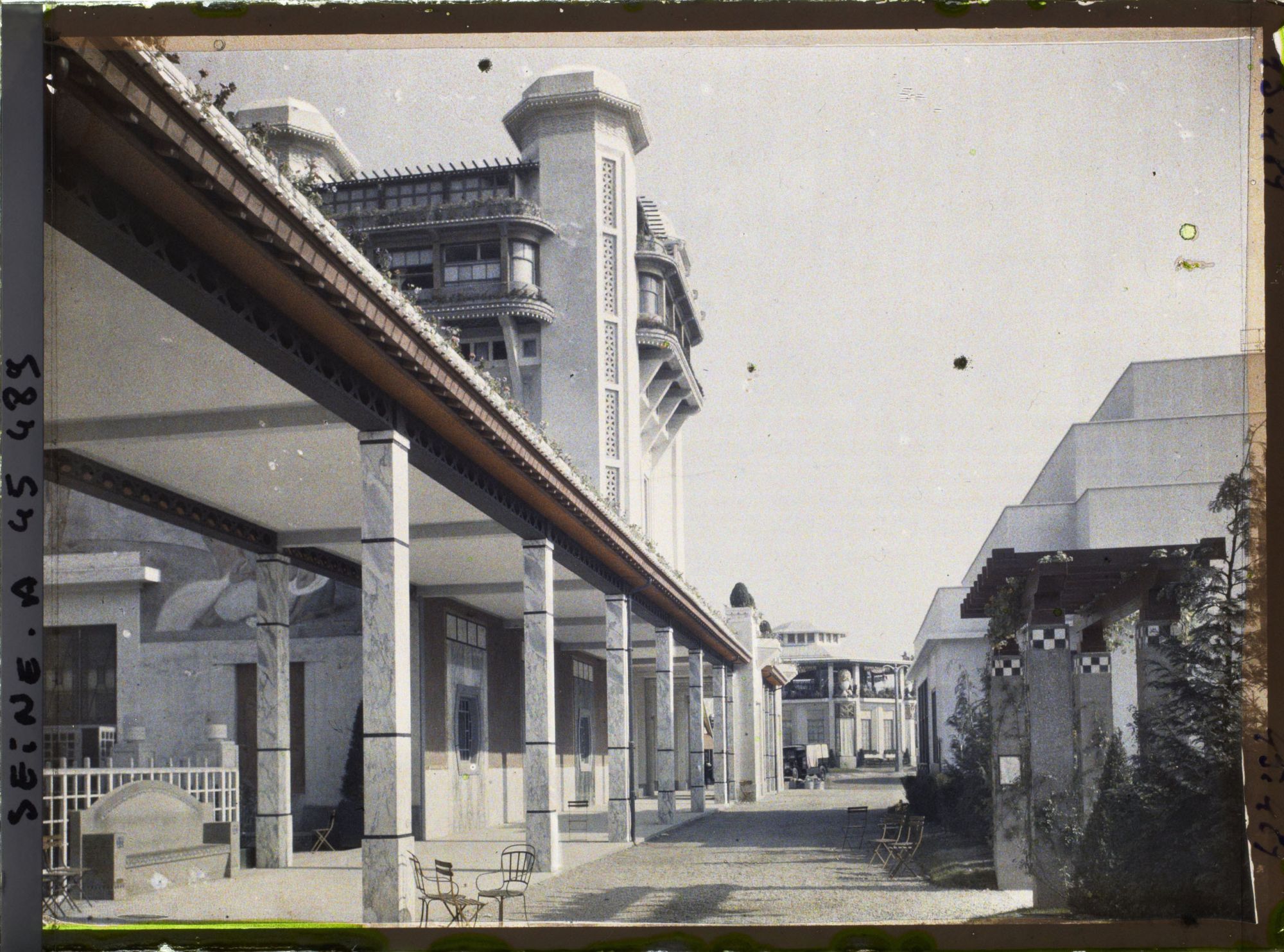 Image représentant L'Exposition des arts décoratifs, Galeries des sections étrangères. A gauche la tour de Bourgogne, à droite le Pavillon Ruhlmann