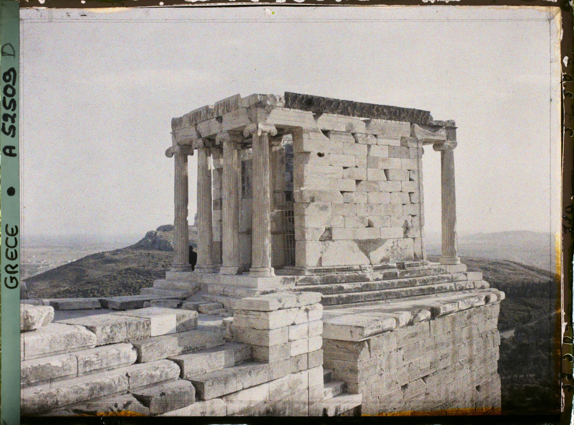 Image représentant Sur l'Acropole, le Temple d'Athéna Nike (façade est et profil nord)