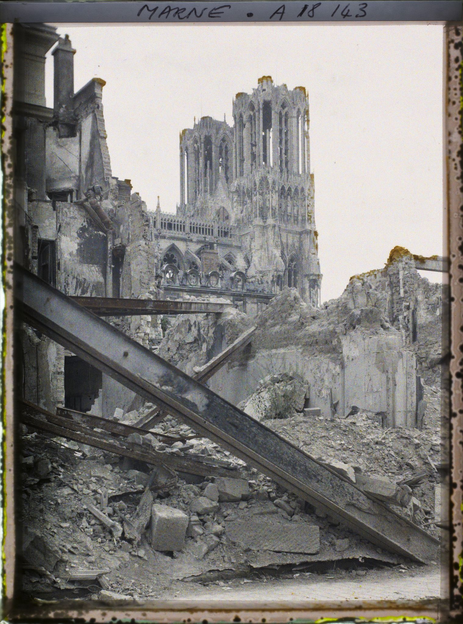 Image représentant France, Reims, La Cathédrale vue de la rue Carnot