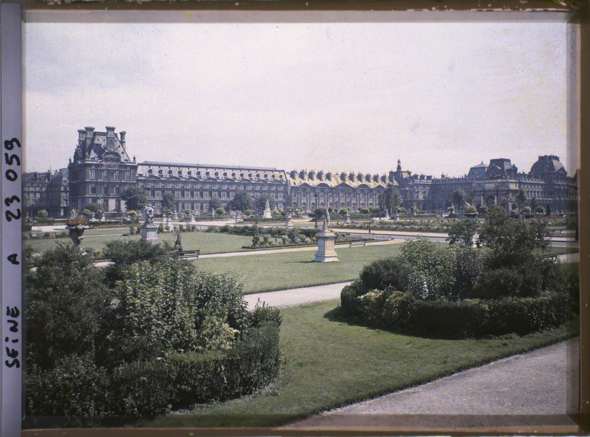 Image représentant Le pavillon de Marsan vu du jardin des Tuileries