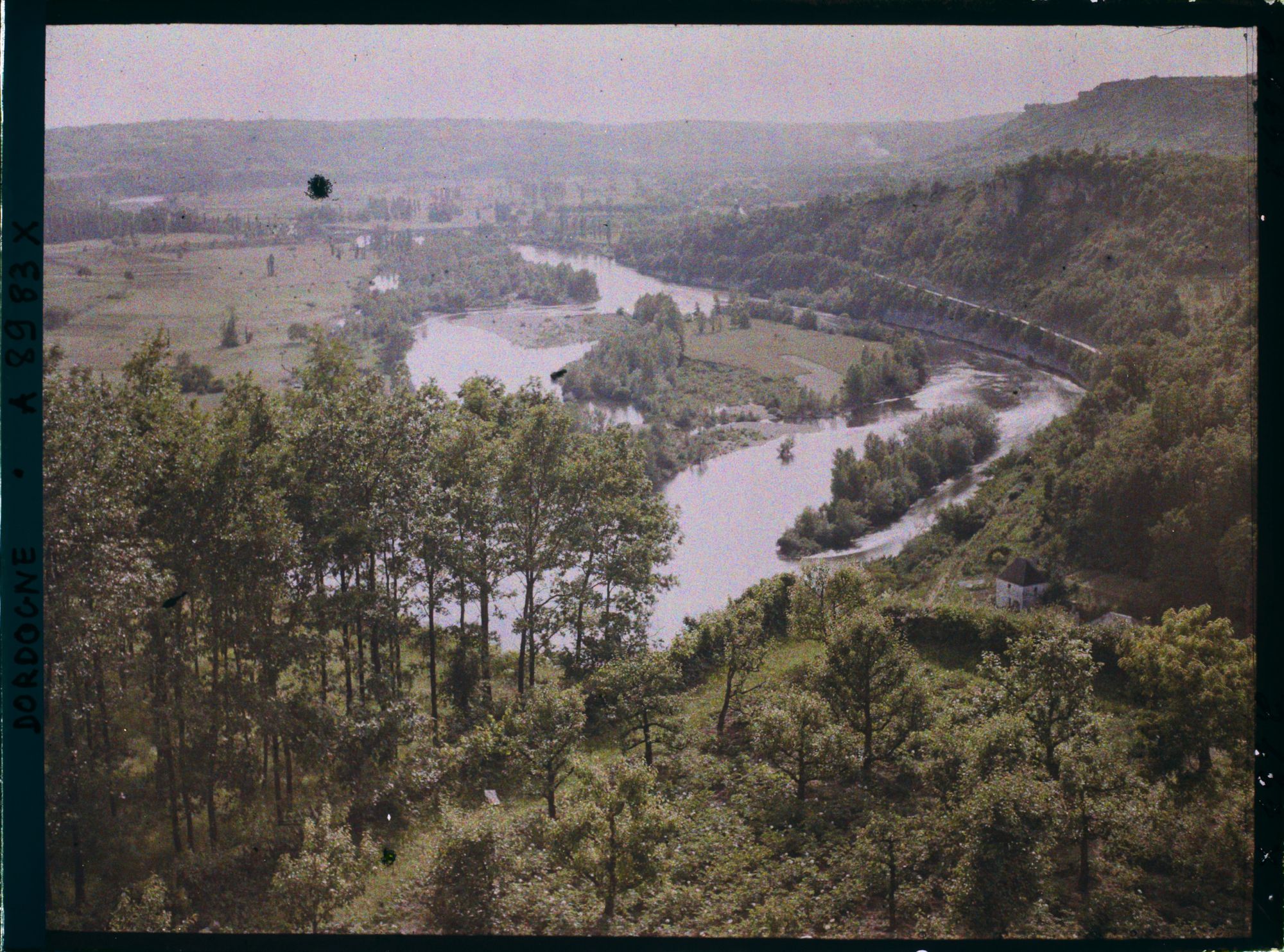 Image représentant France, Beynac, Vue prise de la terrasse du chateau îles la Dordogne aval chêne à gauche