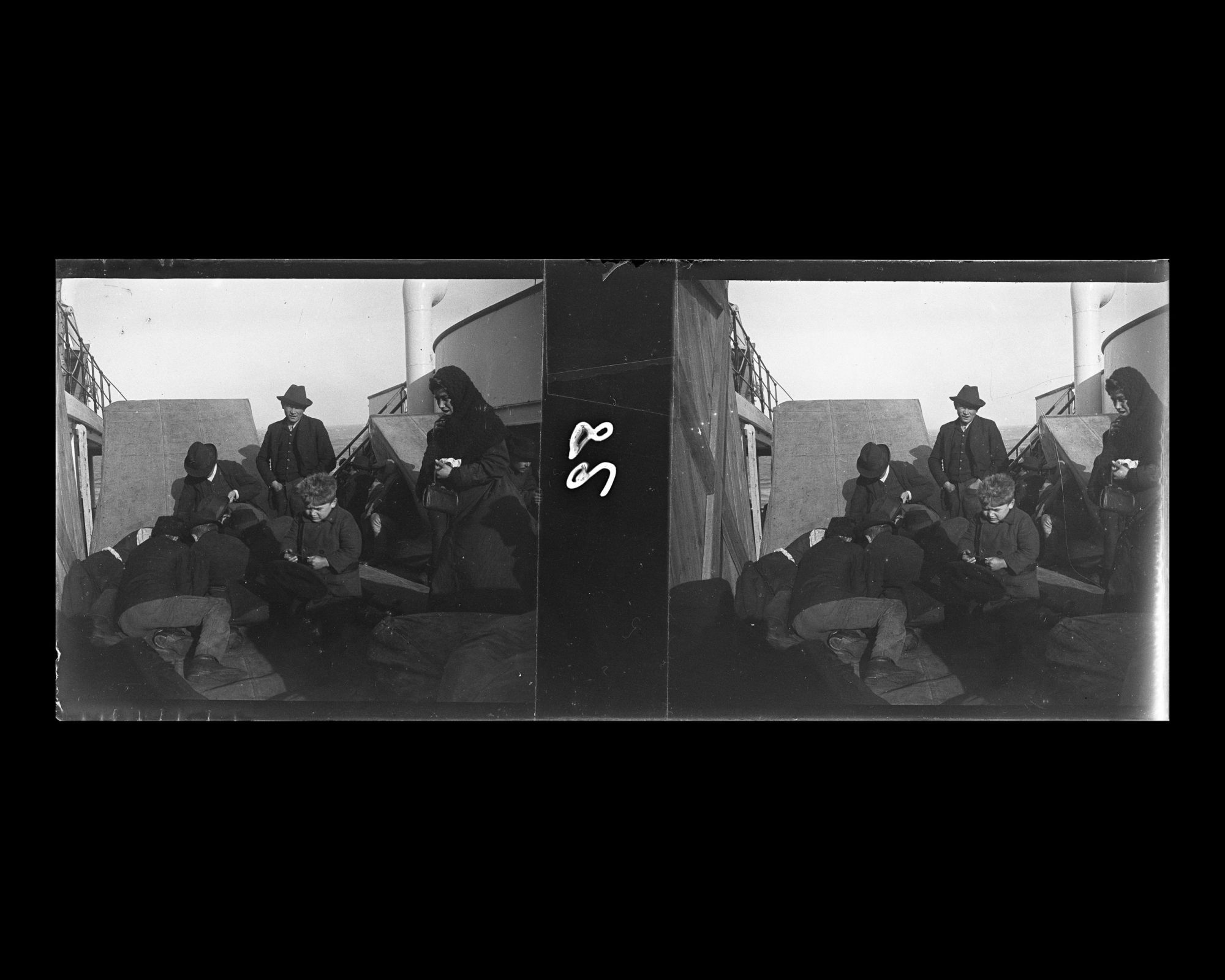 Image représentant Emigrants des 3emes classes installés sur l'entrepont