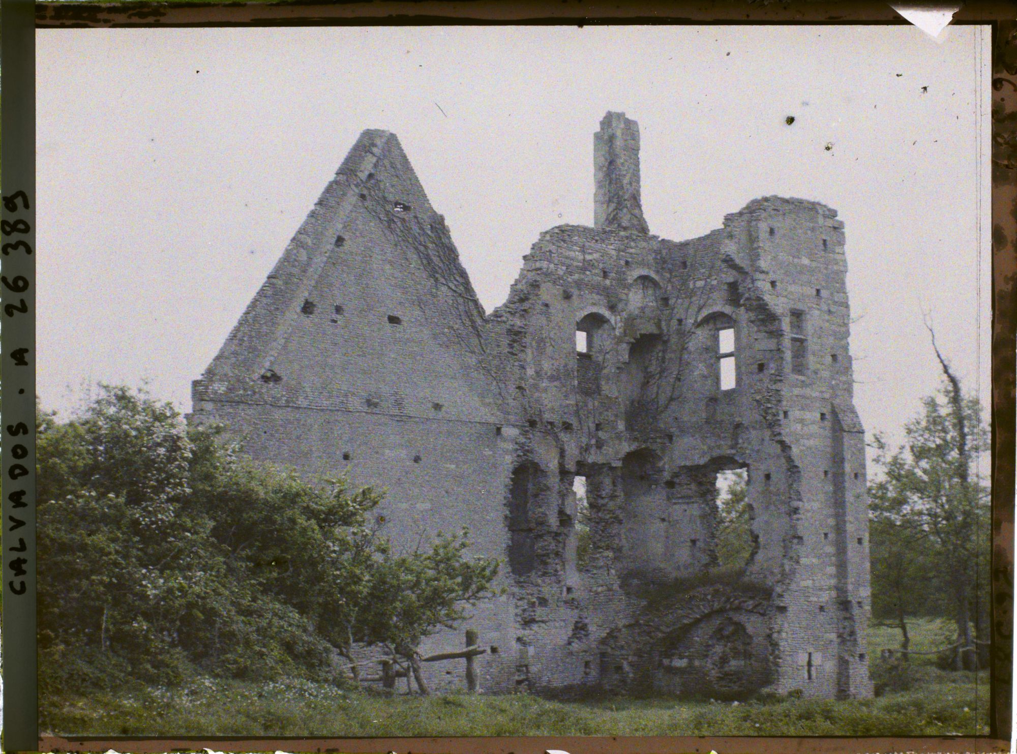 Image représentant Ruines du château fort de Maisy, construit par Du Guesclin
