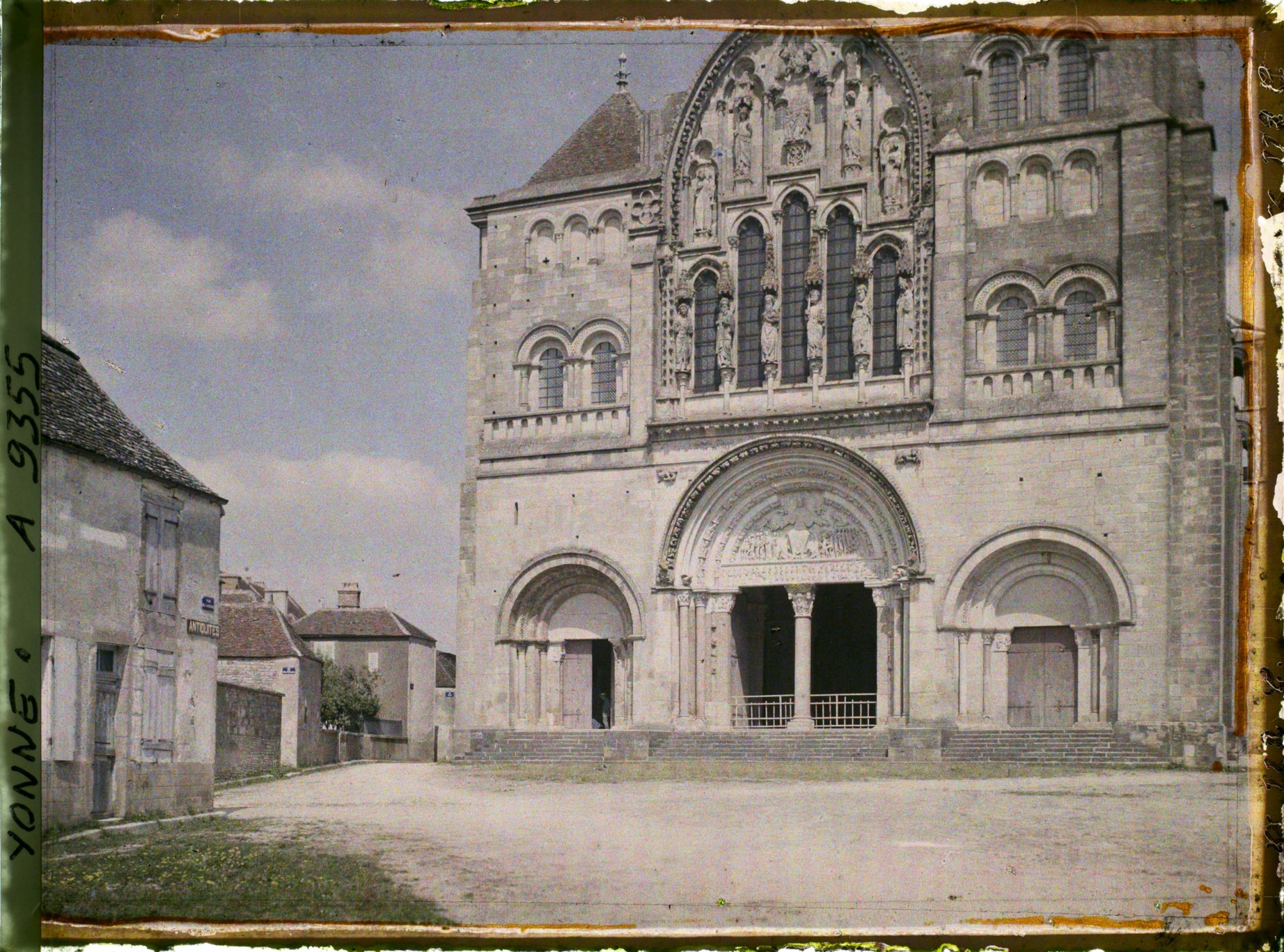 Image représentant France, Vézelay, Le Centre de la façade principale: dont le narthex construit au Commencement du XIIIe S.